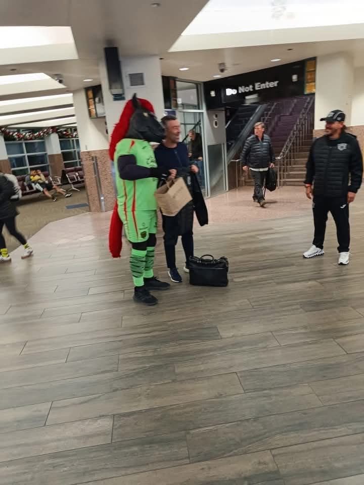 Pedro Caixinha fue recibido por la mascota del FC Juárez en El Paso, Texas