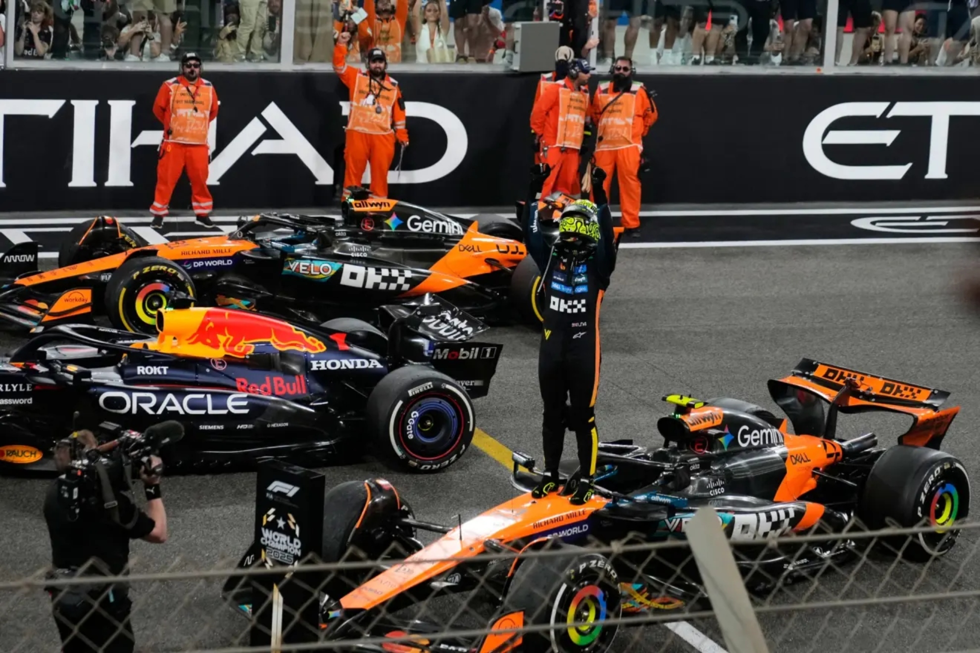 Norris celebra su t�tulo de campe�n del mundo