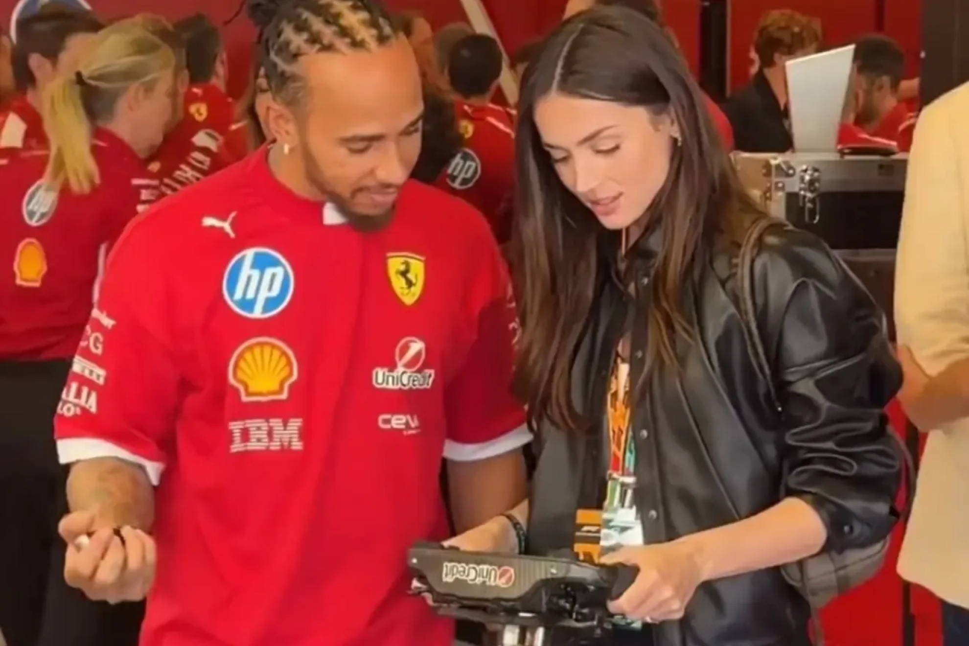 Hamilton, junto a Ana de Armas, en Abu Dhabi