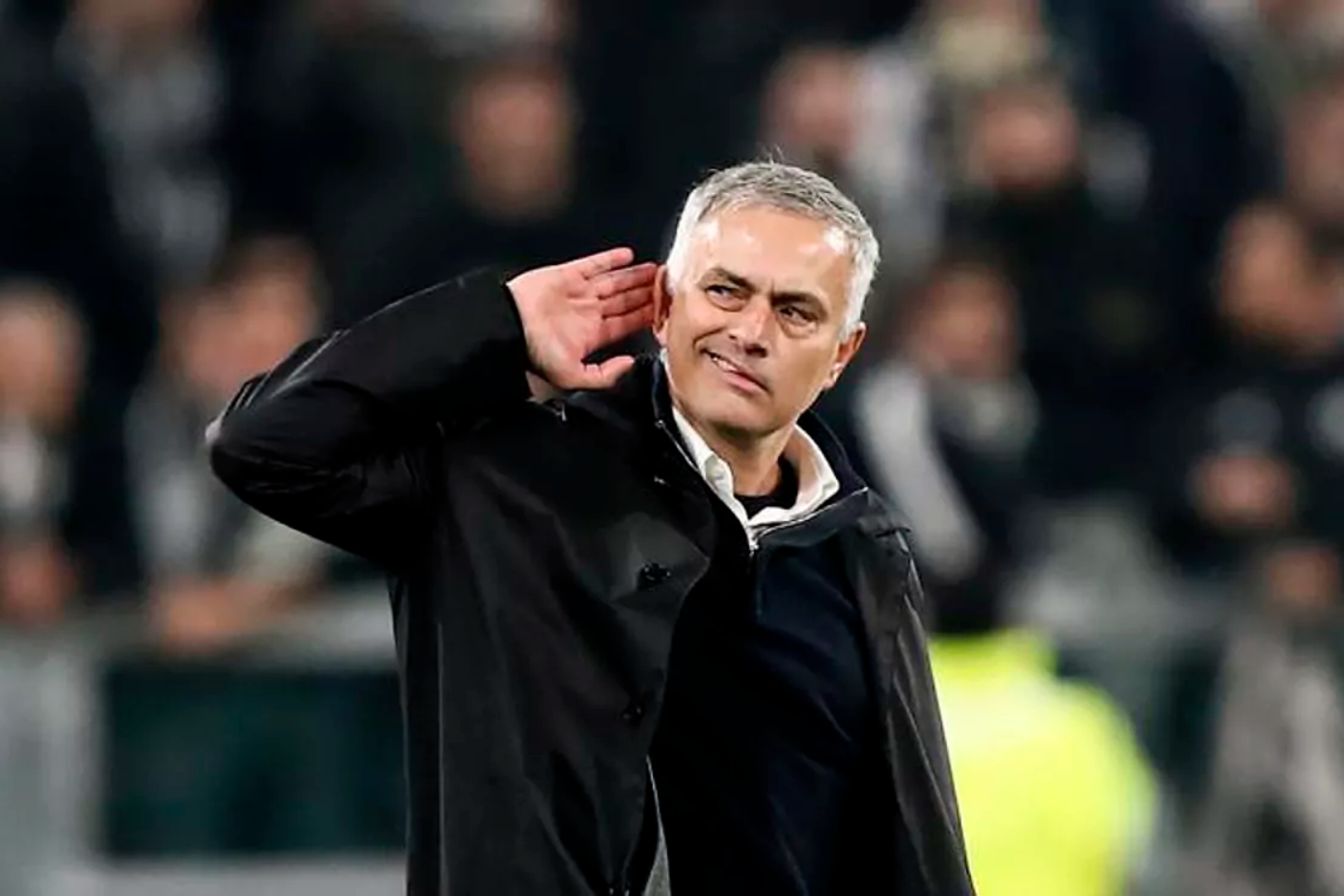 Mourinho se lleva la mano a la oreja durante un partido