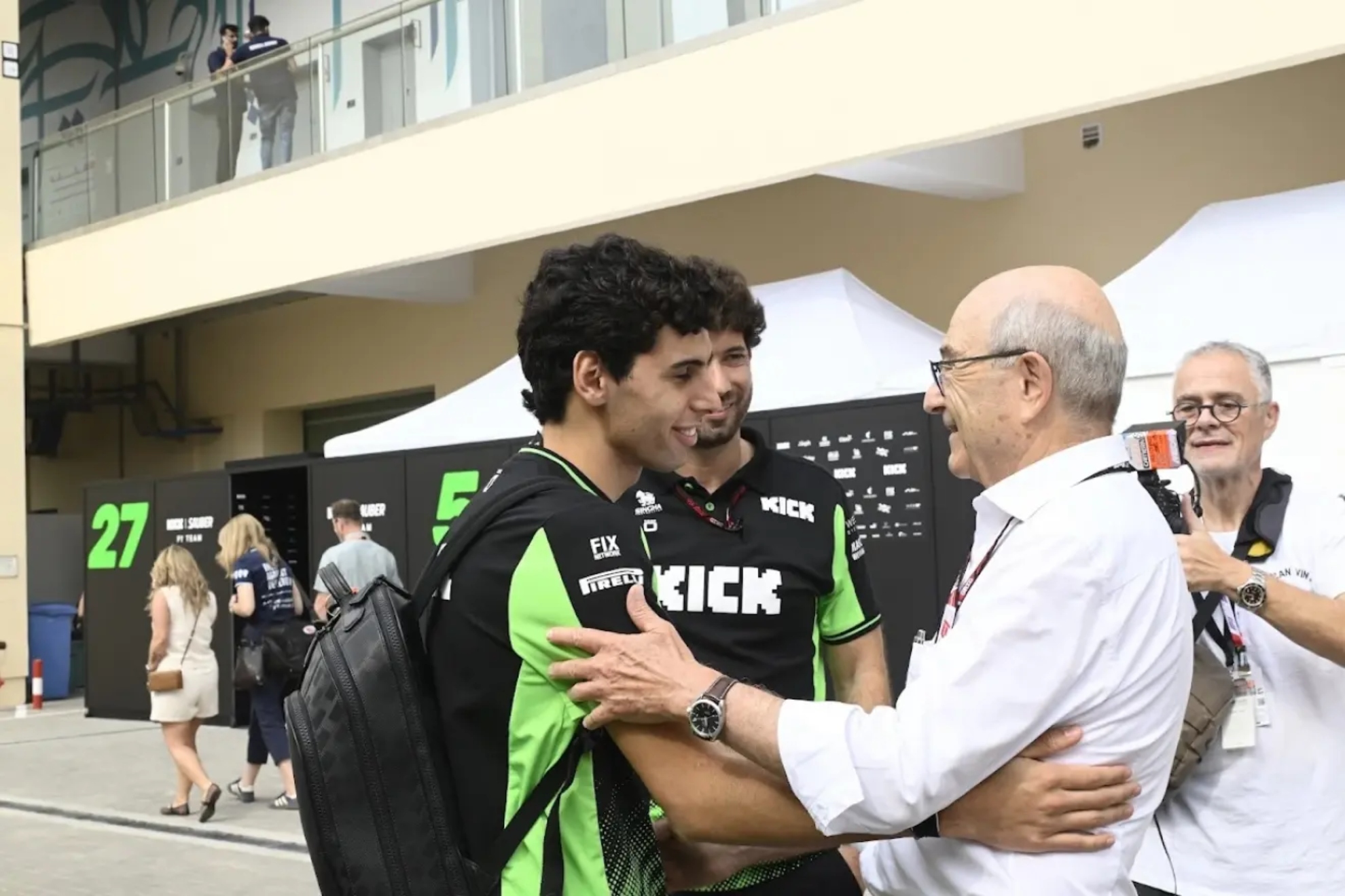 Sauber saluda a Bortoleto, en el paddock de Abu Dhabi