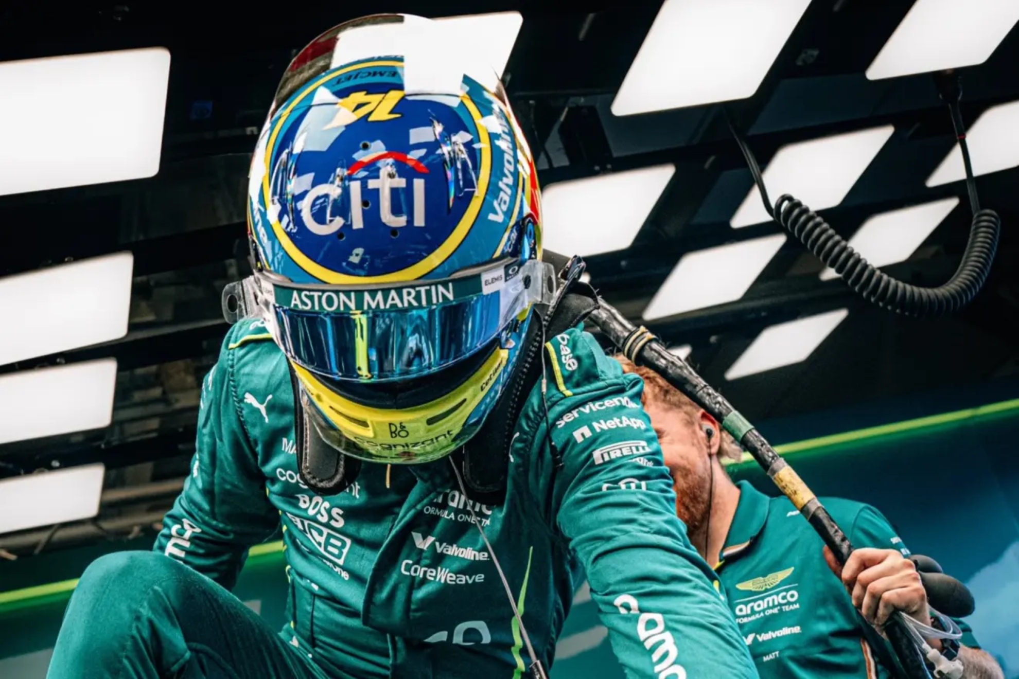 Fernando Alonso saliendo de su Aston Martin