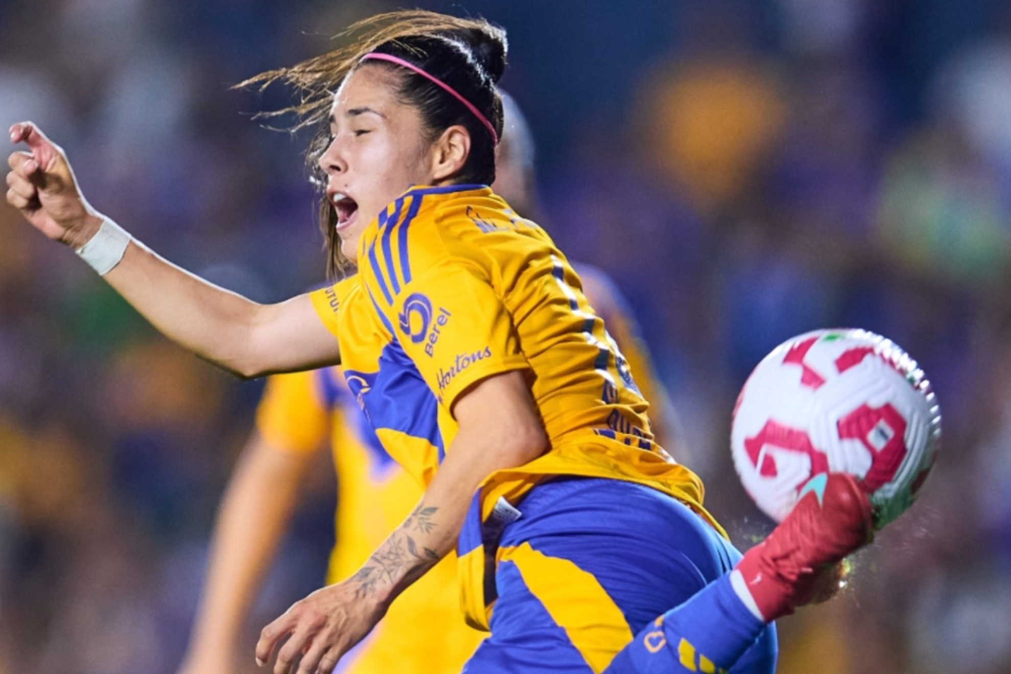 Lizbeth Ovalle en el momento de rematar al estilo escorpi�n y marcar con Tigres