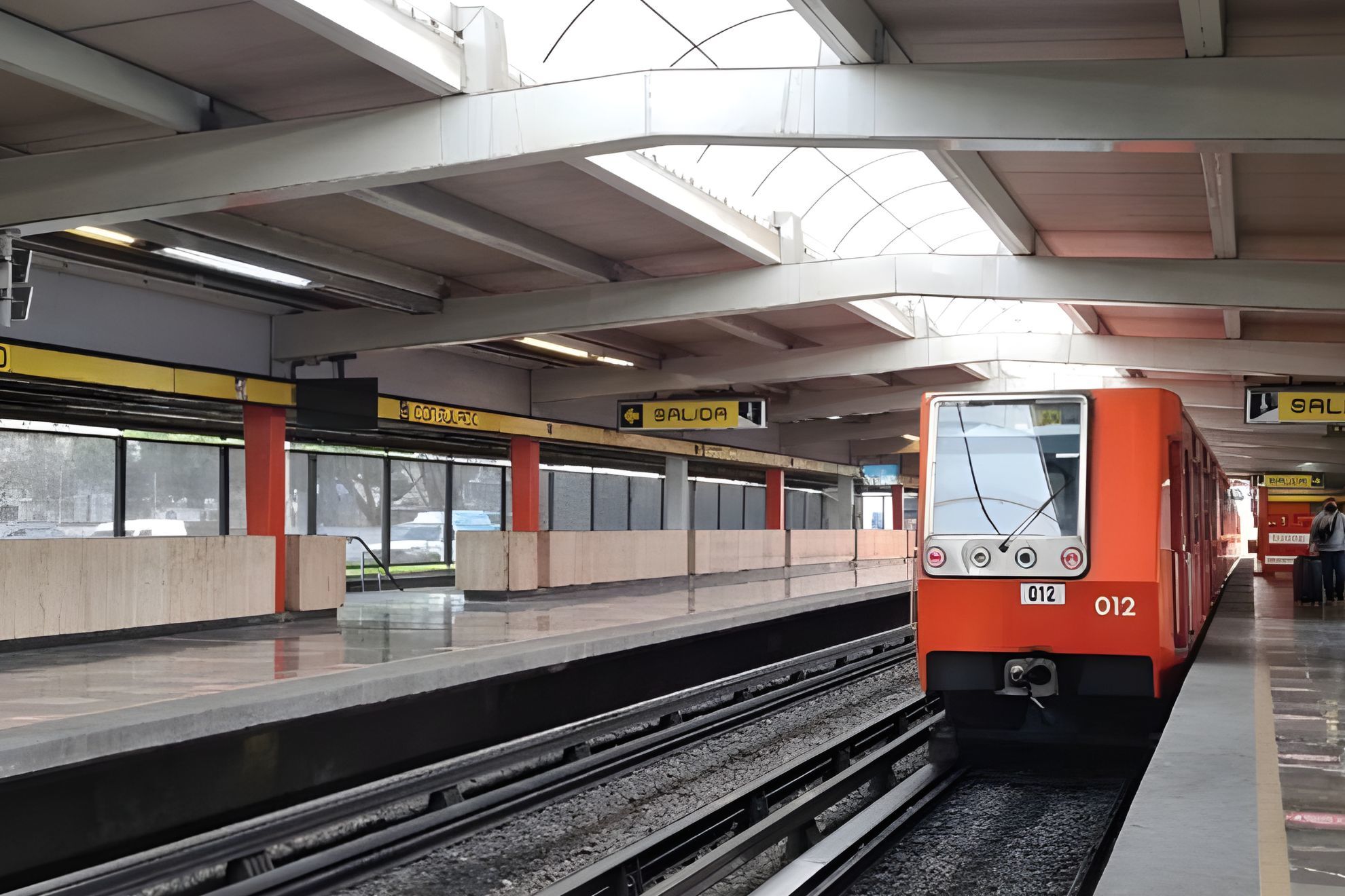 Si alguna de tus pertenencias cae a v�as, solicita apoyo al personal del STCMetro para recuperarlas