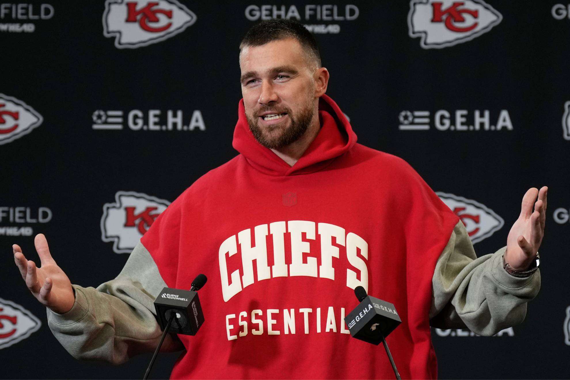 Un trabajador de Chiefs impidi� a camar�grafo seguir a Travis Kelce