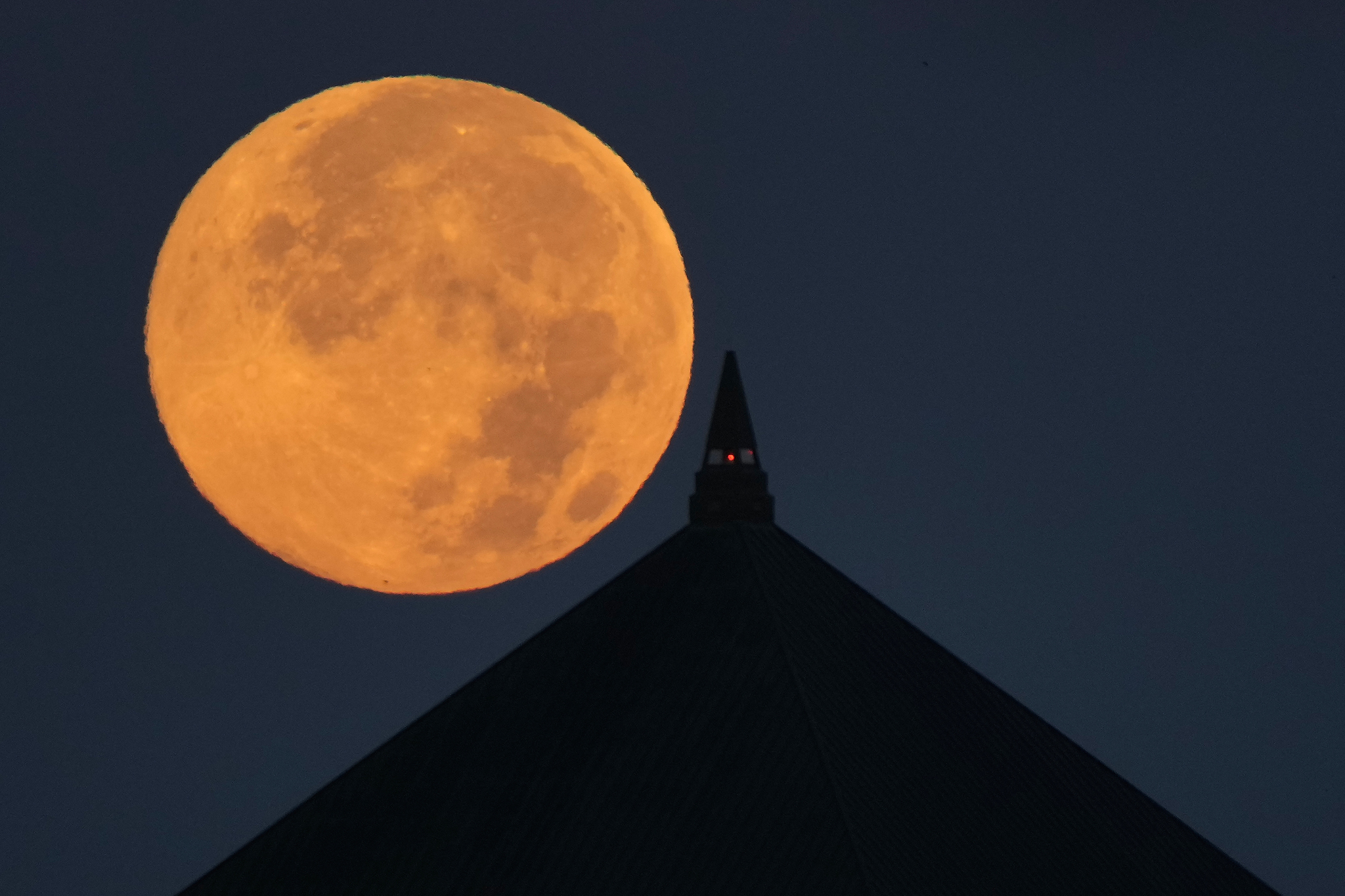 �Cu�ndo es la primera Luna Llena de 2026? Fecha en que se ver� la Superluna de Lobo en M�xico