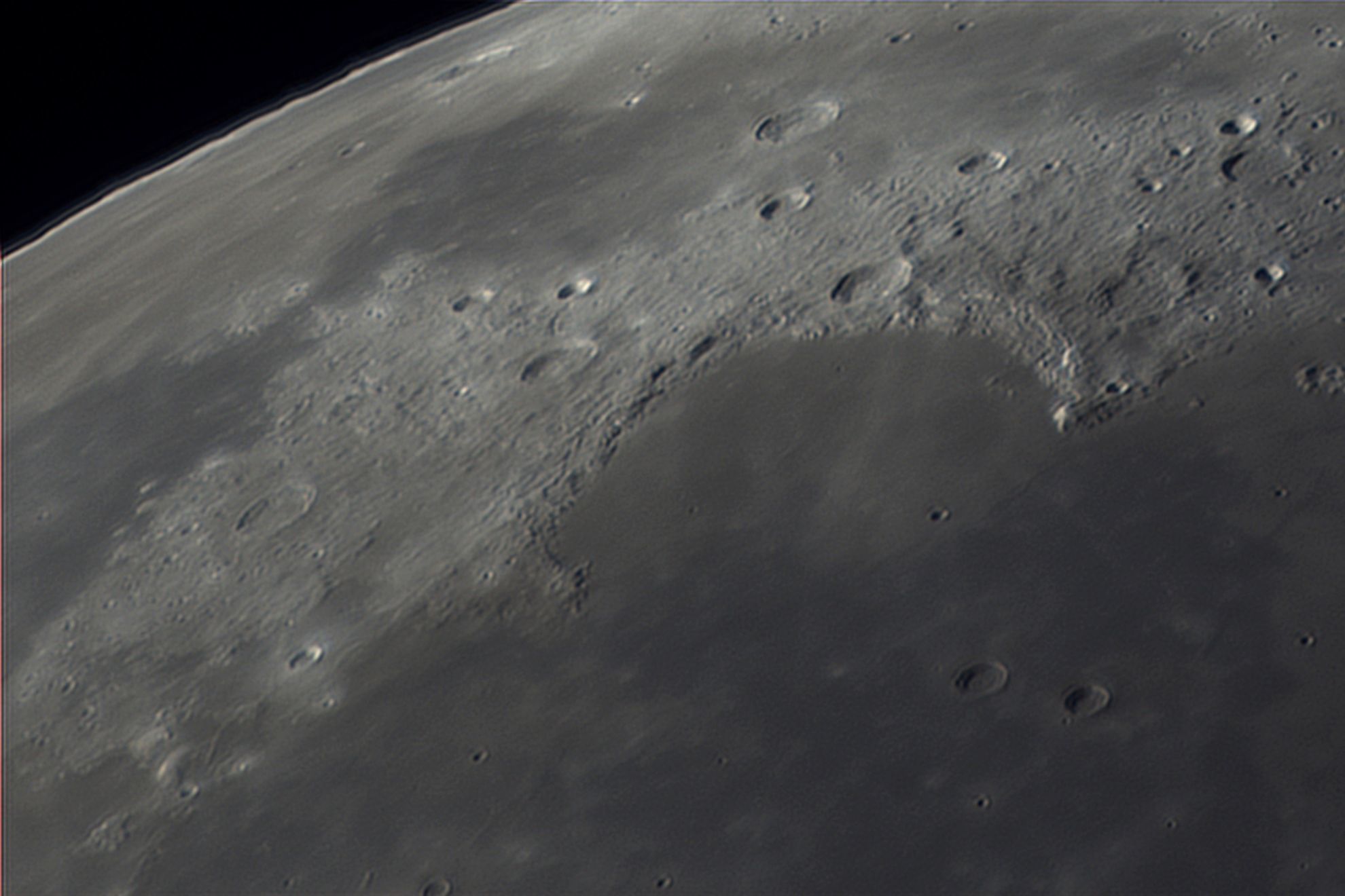 Conocida como la Bah�a de los Arco�ris, es una espectacular ensenada del Mare Imbrium bordeada de promontorios monta�osos.