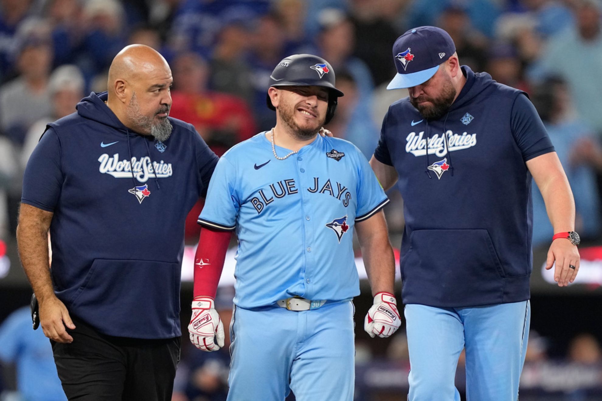 Alejandro Kirk, de los Toronto Blue Jays, abandona el juego tras ser golpeado por un lanzamiento contra los Dodgers de Los �ngeles.