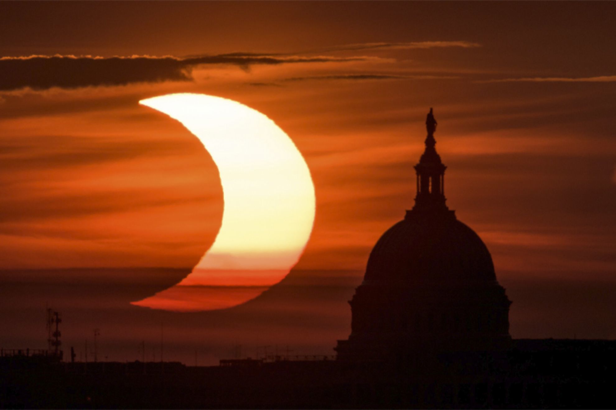 Las nubes se vieron doradas o rojas. El Sol se convirti� en un anillo de fuego.