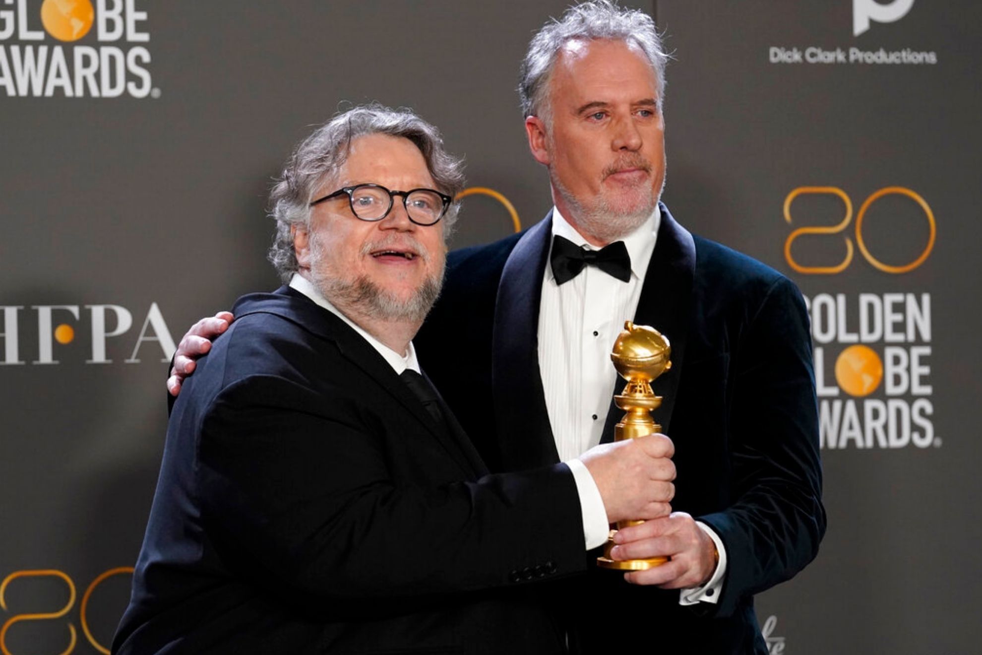 Guillermo del Toro, a la izquierda, y Mark Gustafson posan en la sala de prensa con el premio a la mejor pel�cula.