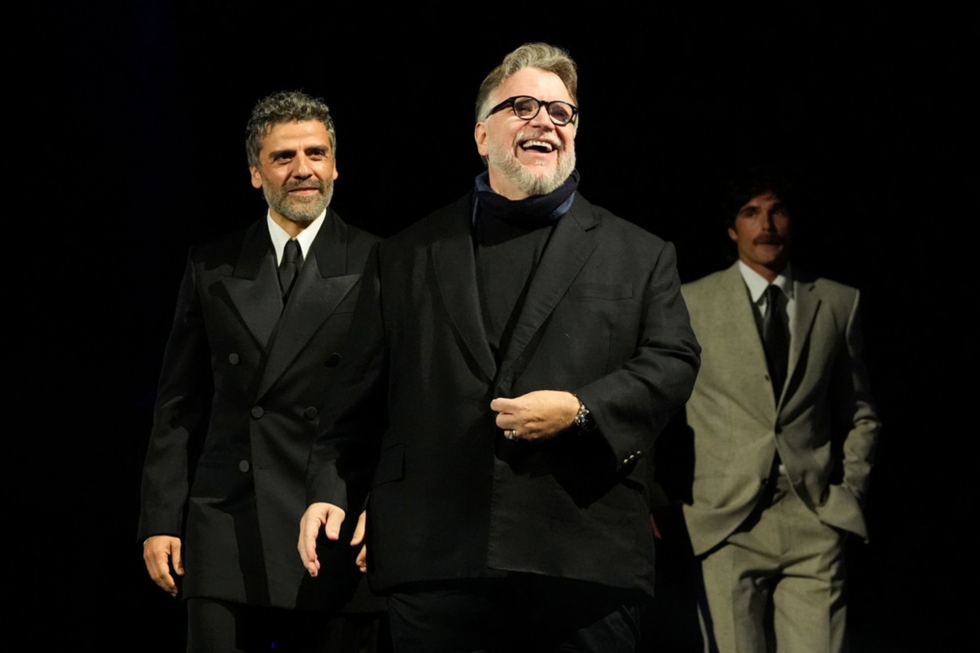 Guillermo del Toro y Jacob Elordi suben al escenario durante los Premios de Cine del 37� Festival Internacional de Cine de Palm Springs
