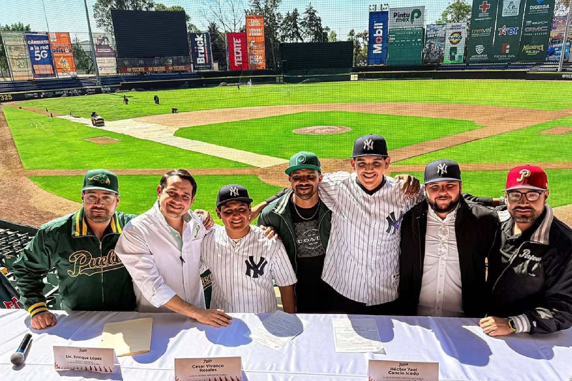 Mexicanos C�sar Vivanco y H�ctor Cacho son firmados por New York Yankees desde Pericos de Puebla