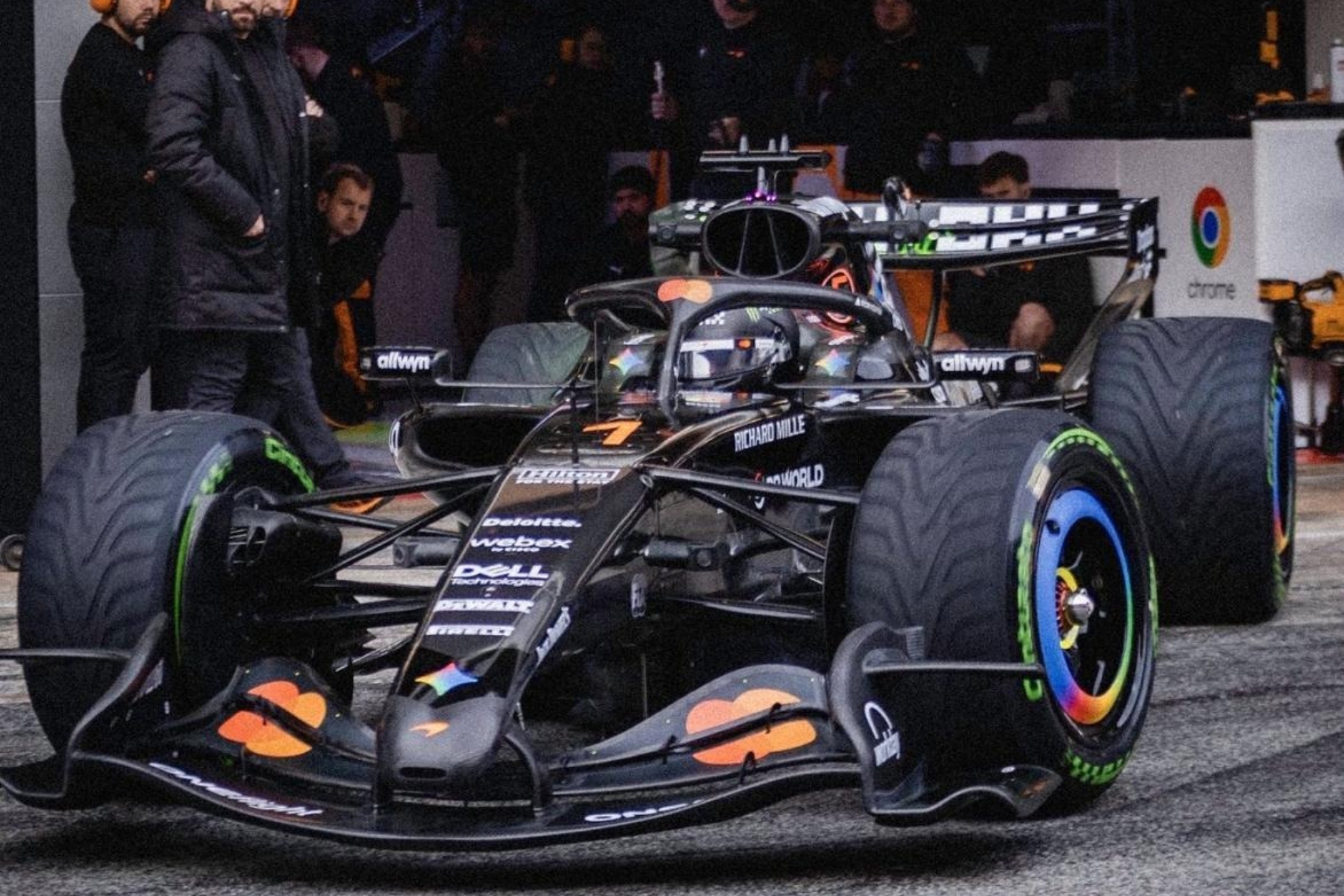 El McLaren de Norris sale de box.