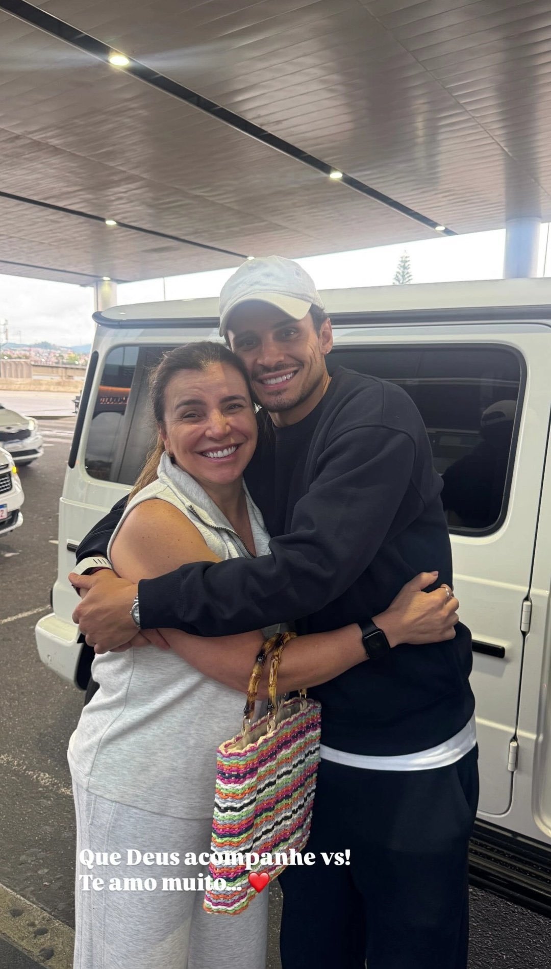 La mam� de Raphael Veiga lo acompa�� al aeropuerto de Sao Paulo