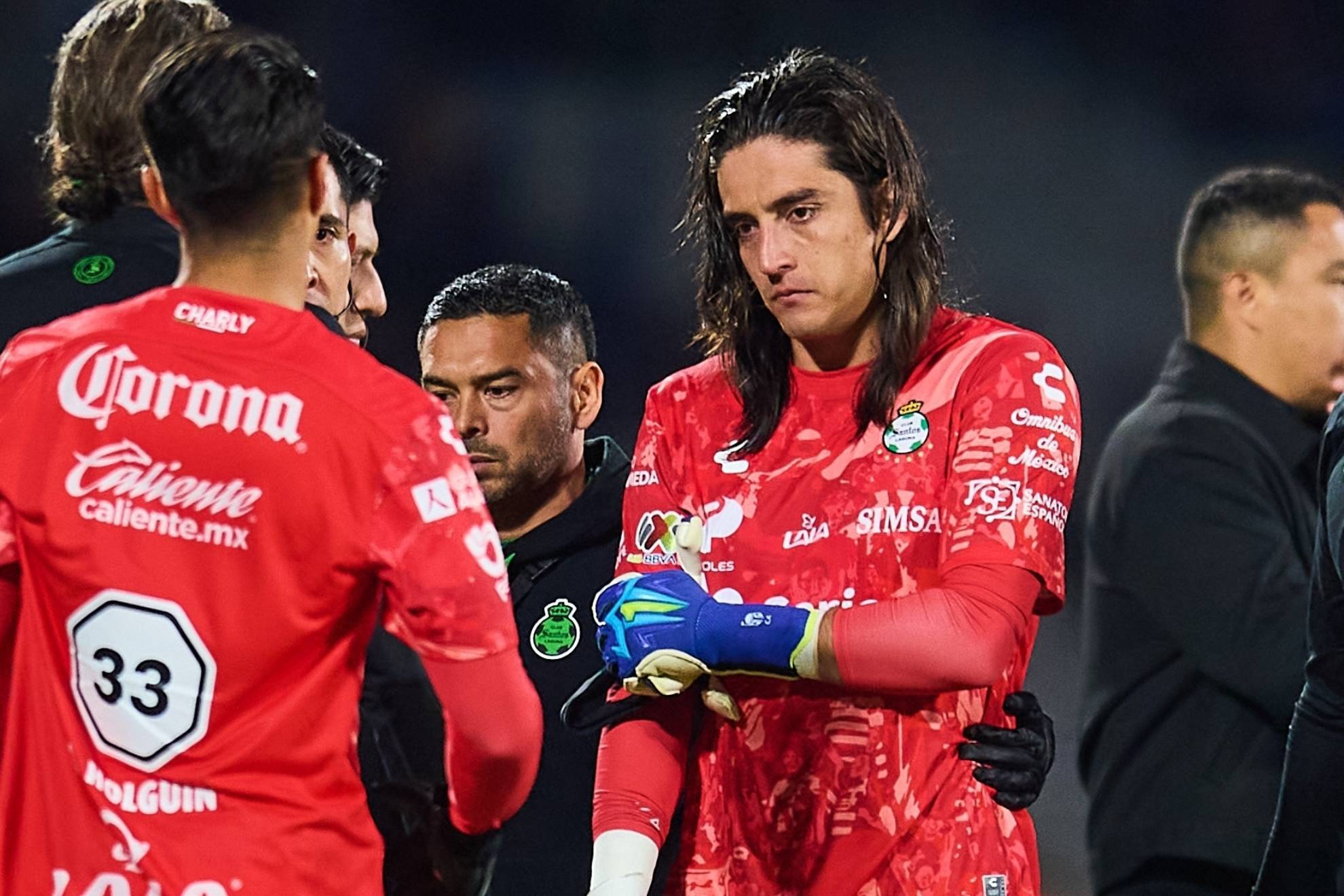 Carlos Acevedo prende las alarmas por salir por un balonazo ante Pumas