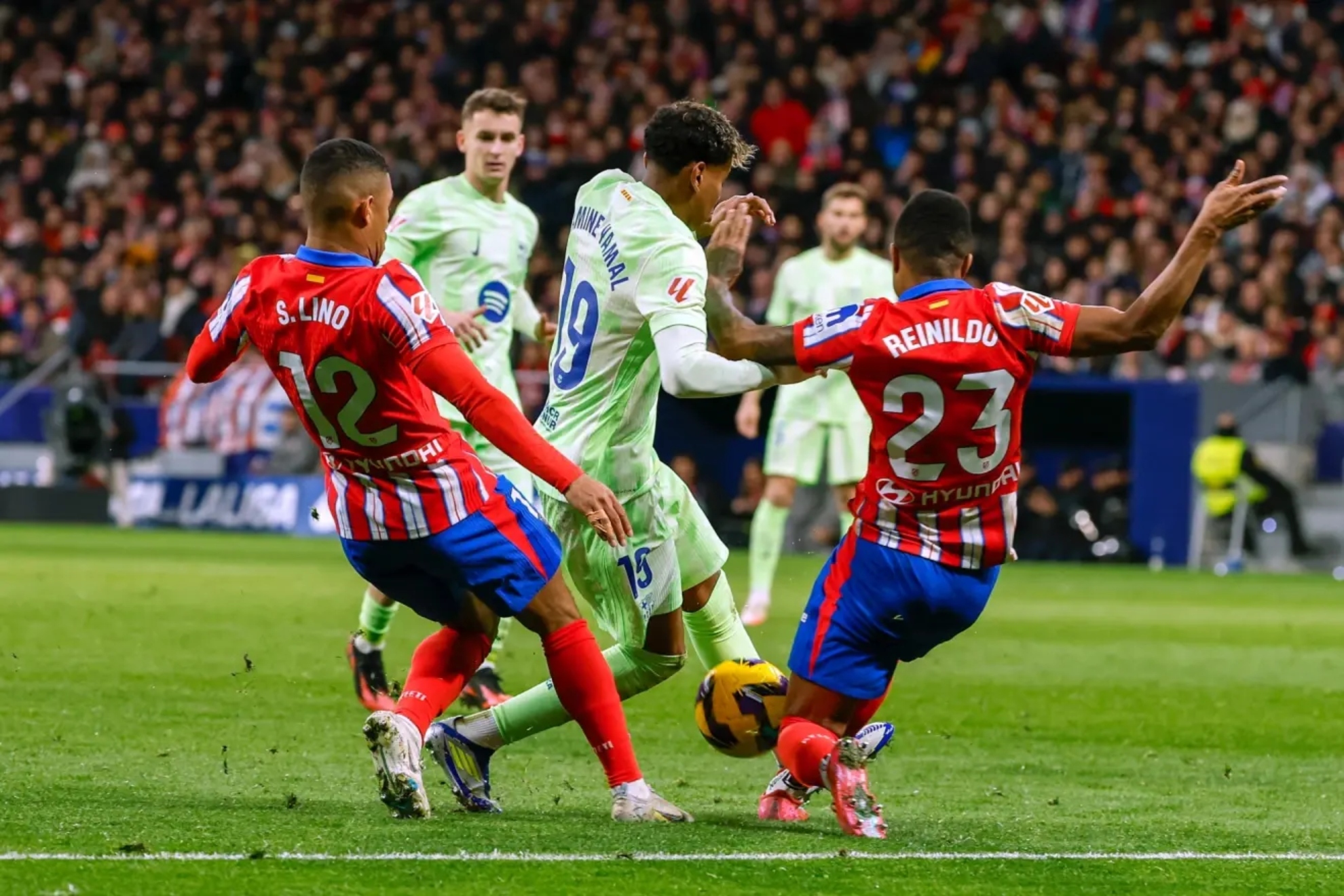 Lamine en un duelo ante el Atl�tico