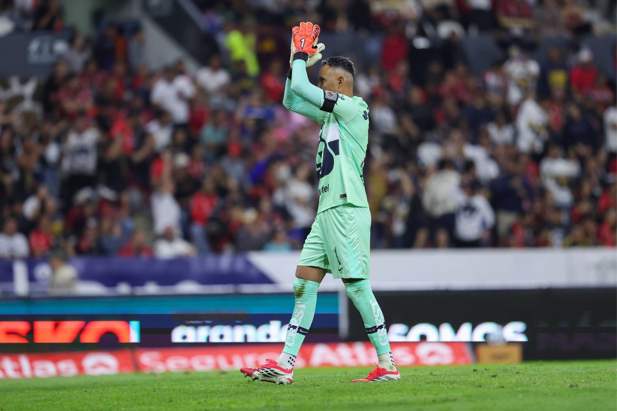 Keylor Navas se equivoca en plena incertidumbre por su renovaci�n con Pumas.