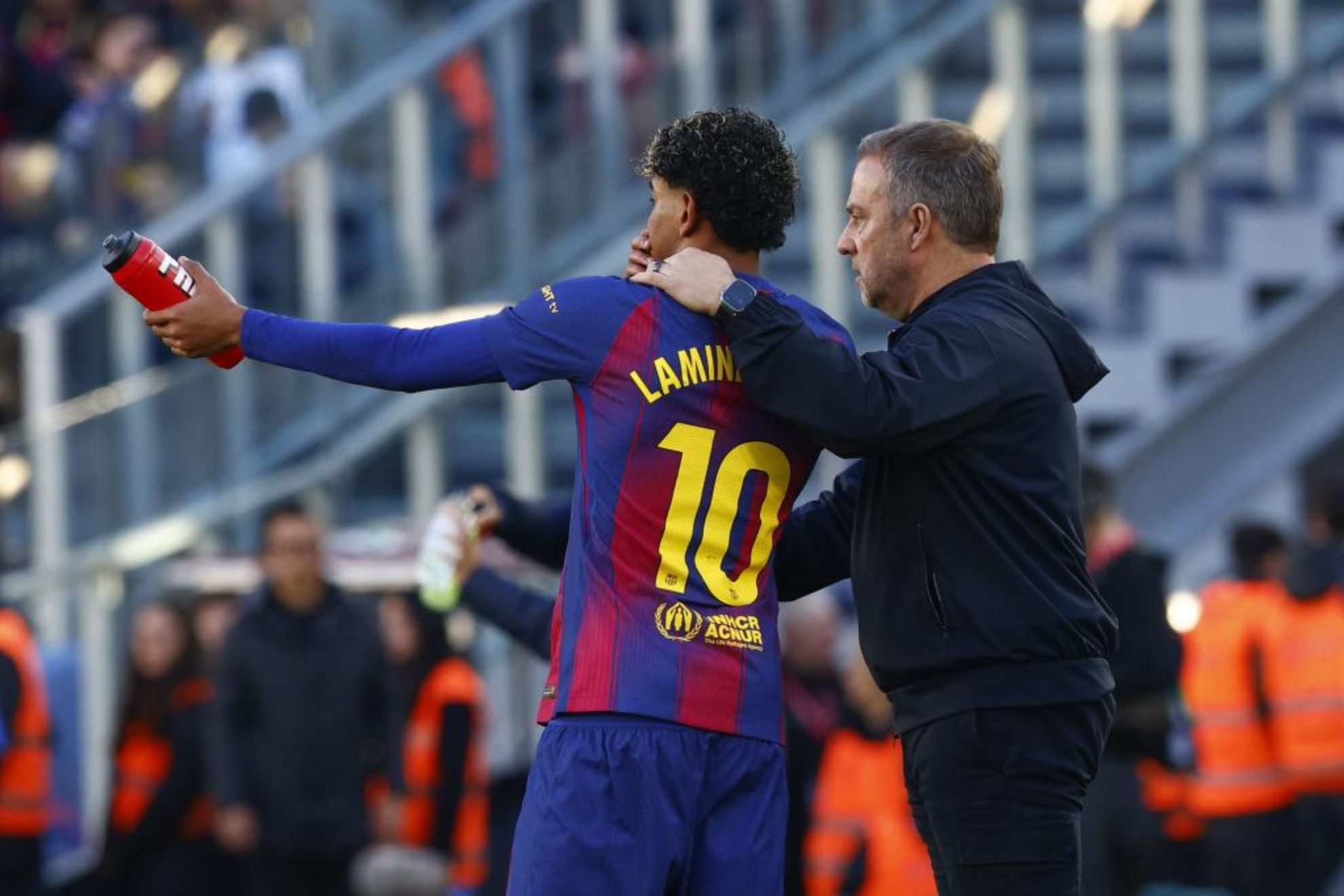 El Barcelona puede perder a Deco y Hansi Flick tras las elecciones