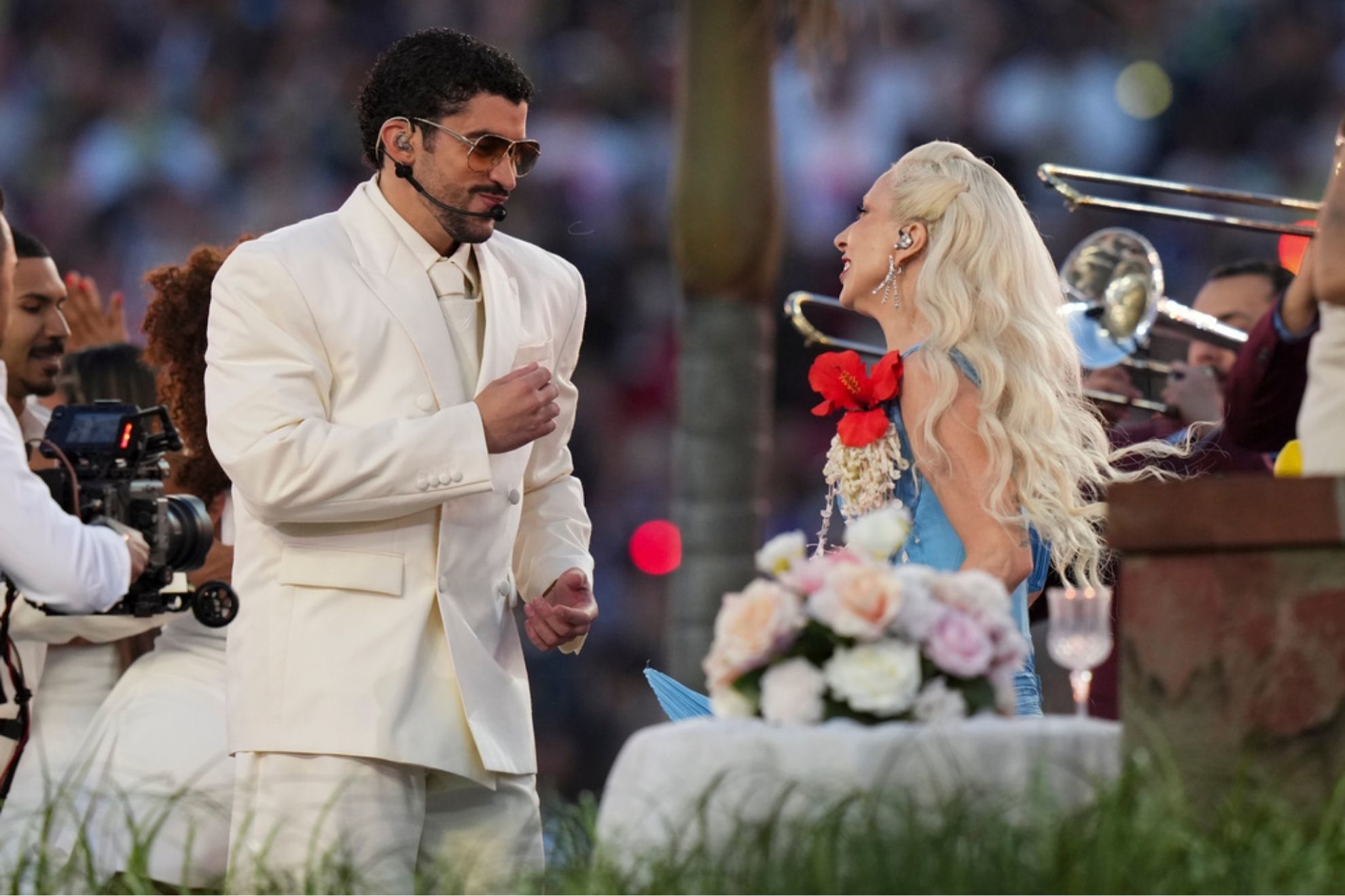 Bad Bunny y Lady Gaga se presentan durante el medio tiempo del Super Bowl 60 de la NFL