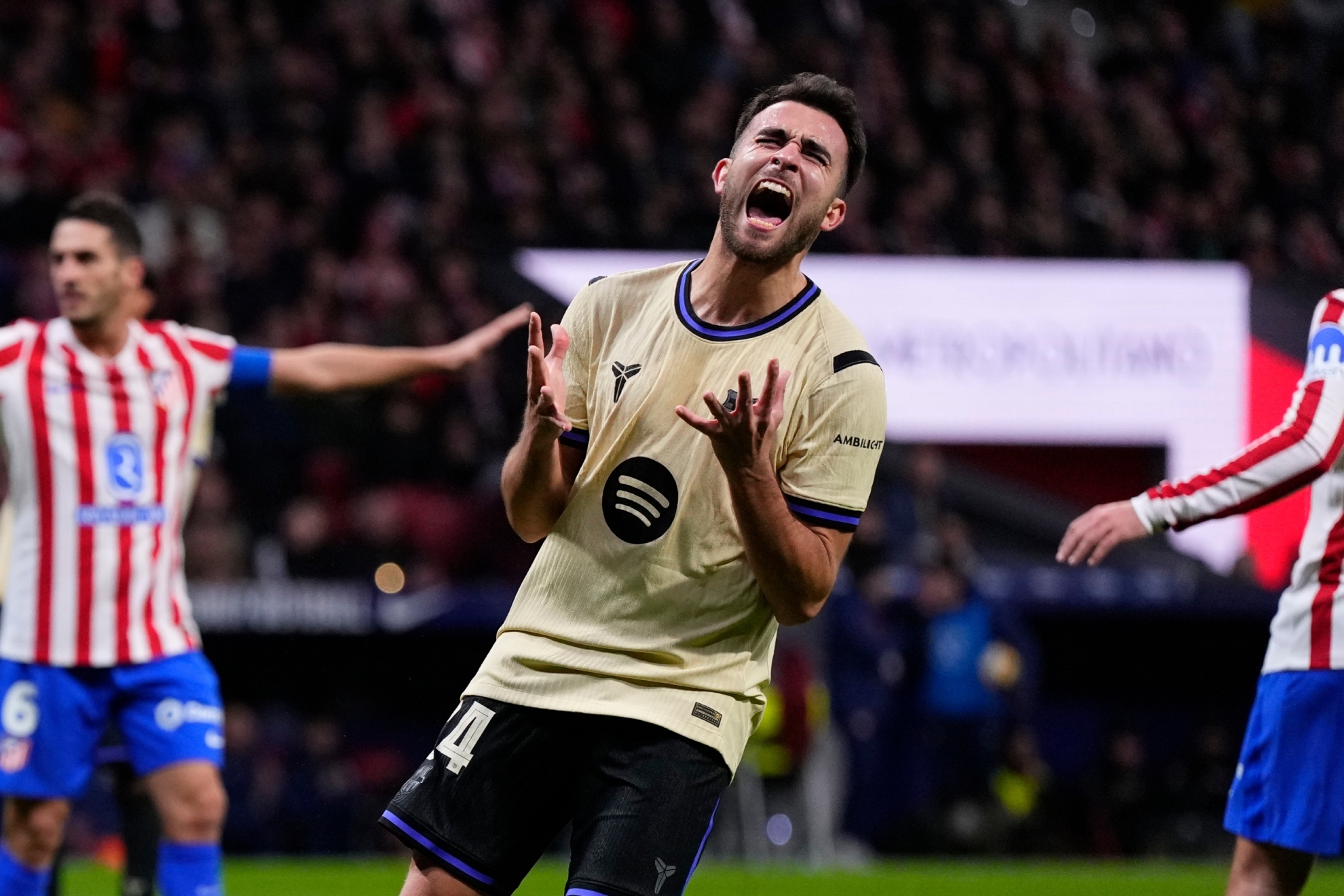 Eric Garc�a gesticula durante el partido con el Atl�tico de Madrid.