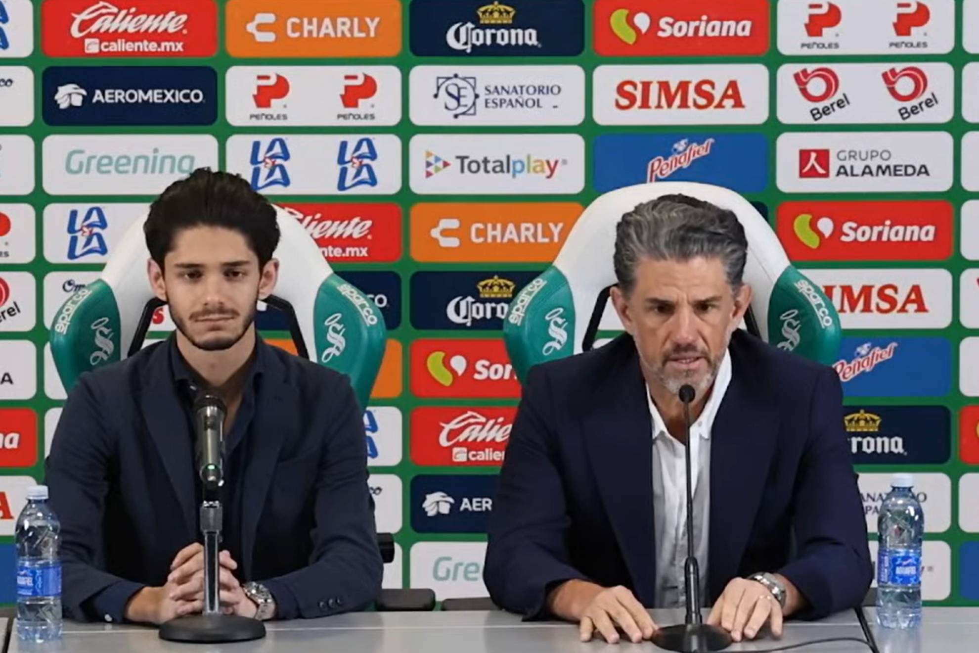 Alejandro Irarragorri junto a su hijo en conferencia de prensa