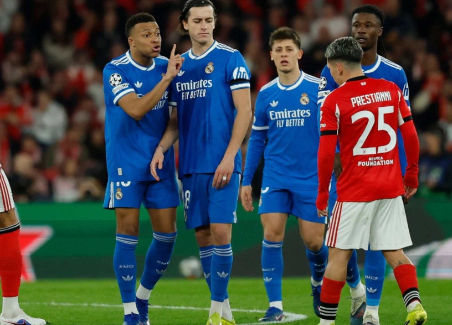 Mbapp� defiende a Vinicius de supuesto racismo