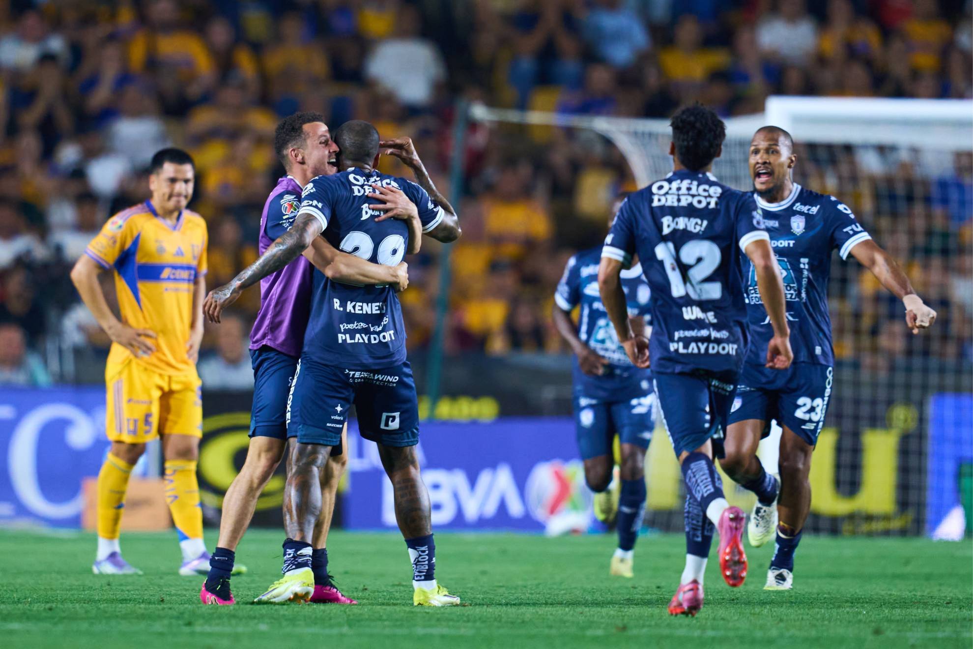 Kennedy mete golazo desde media cancha y silencia el Volc�n ante Tigres