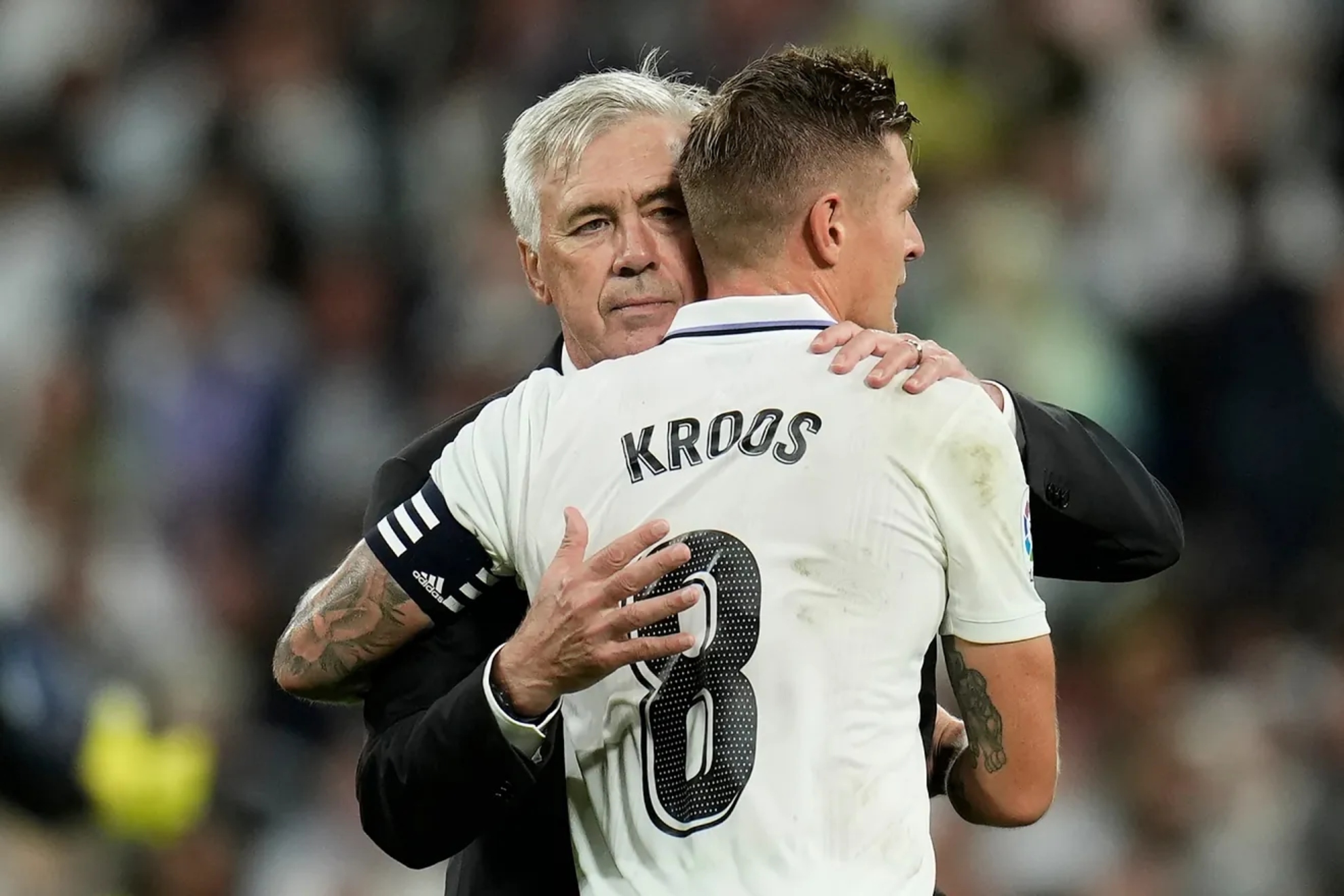 Ancelotti se abraza a Kroos durante un partido con el Madrid