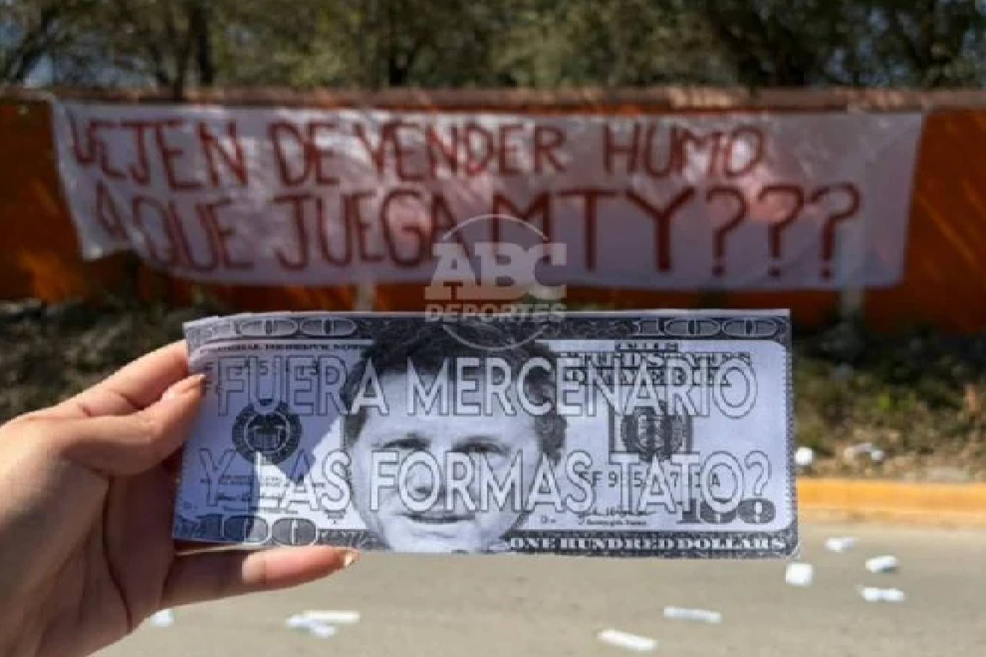 Afici�n de Rayados ataca a Tato Noriega con lluvia de billetes