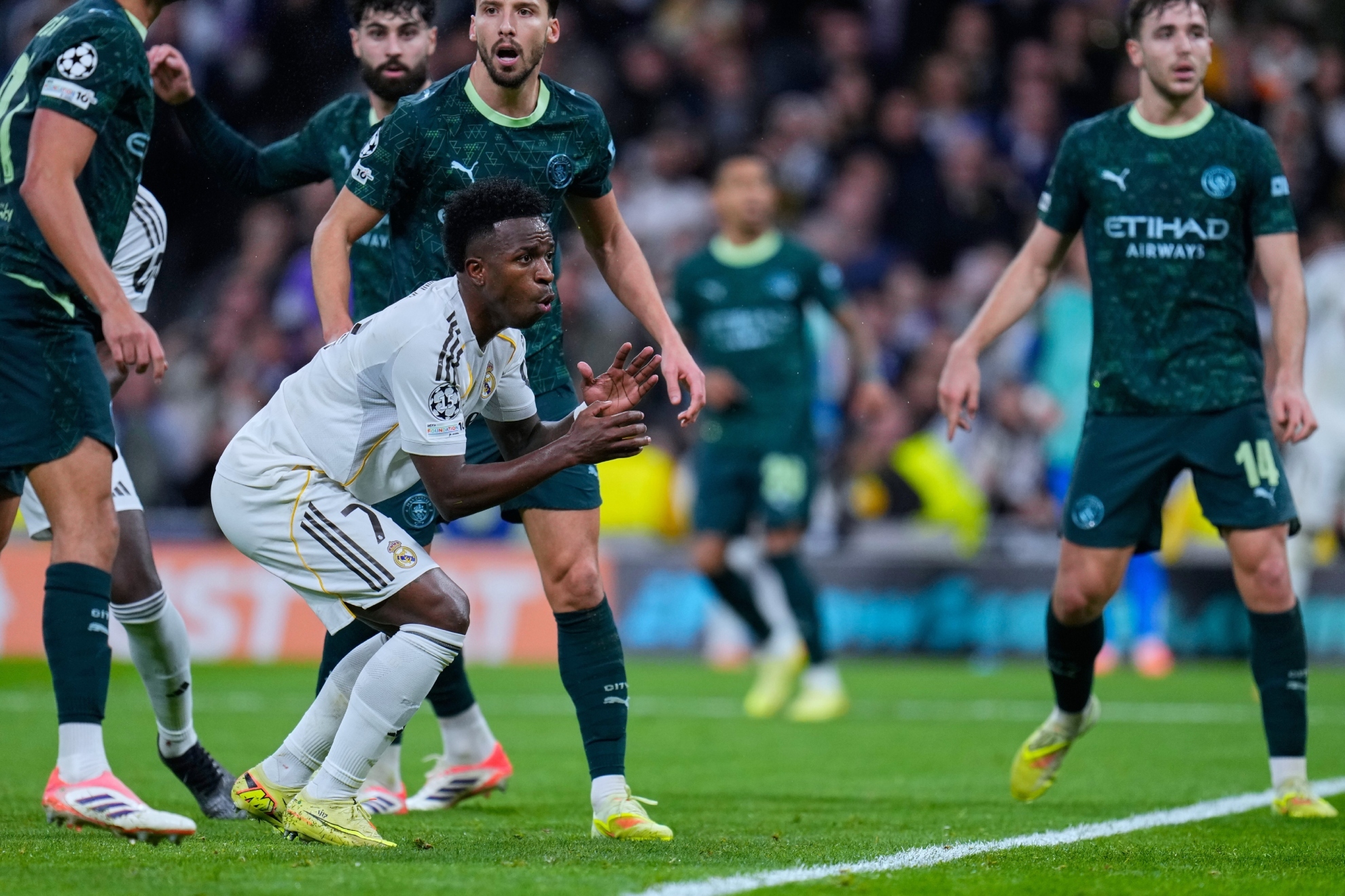 Vinicius, rodeado de varios jugadores del City en un partido de la Champions.
