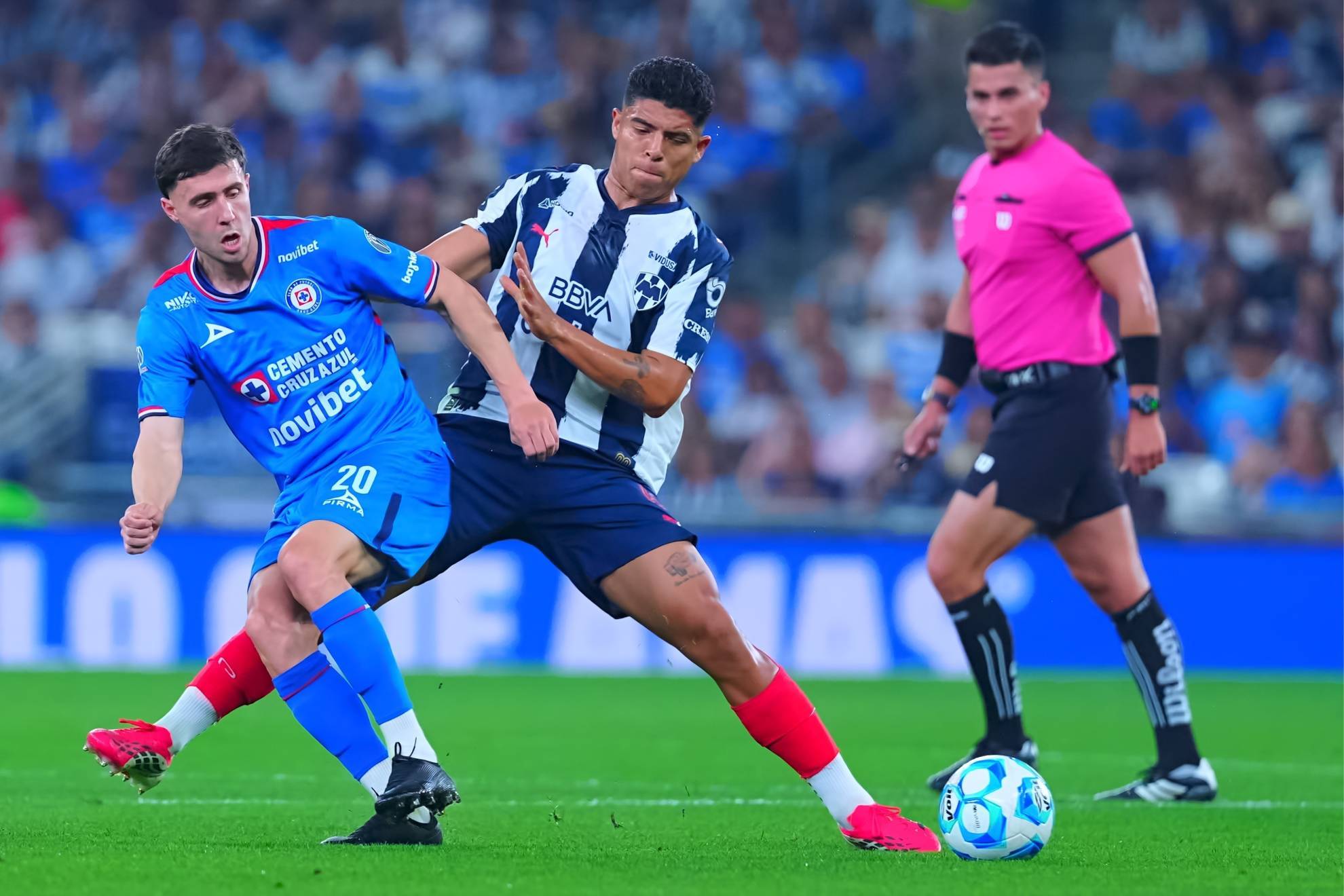 El �rbitro del Monterrey vs Cruz Azul lesiona a Jos� Paradela