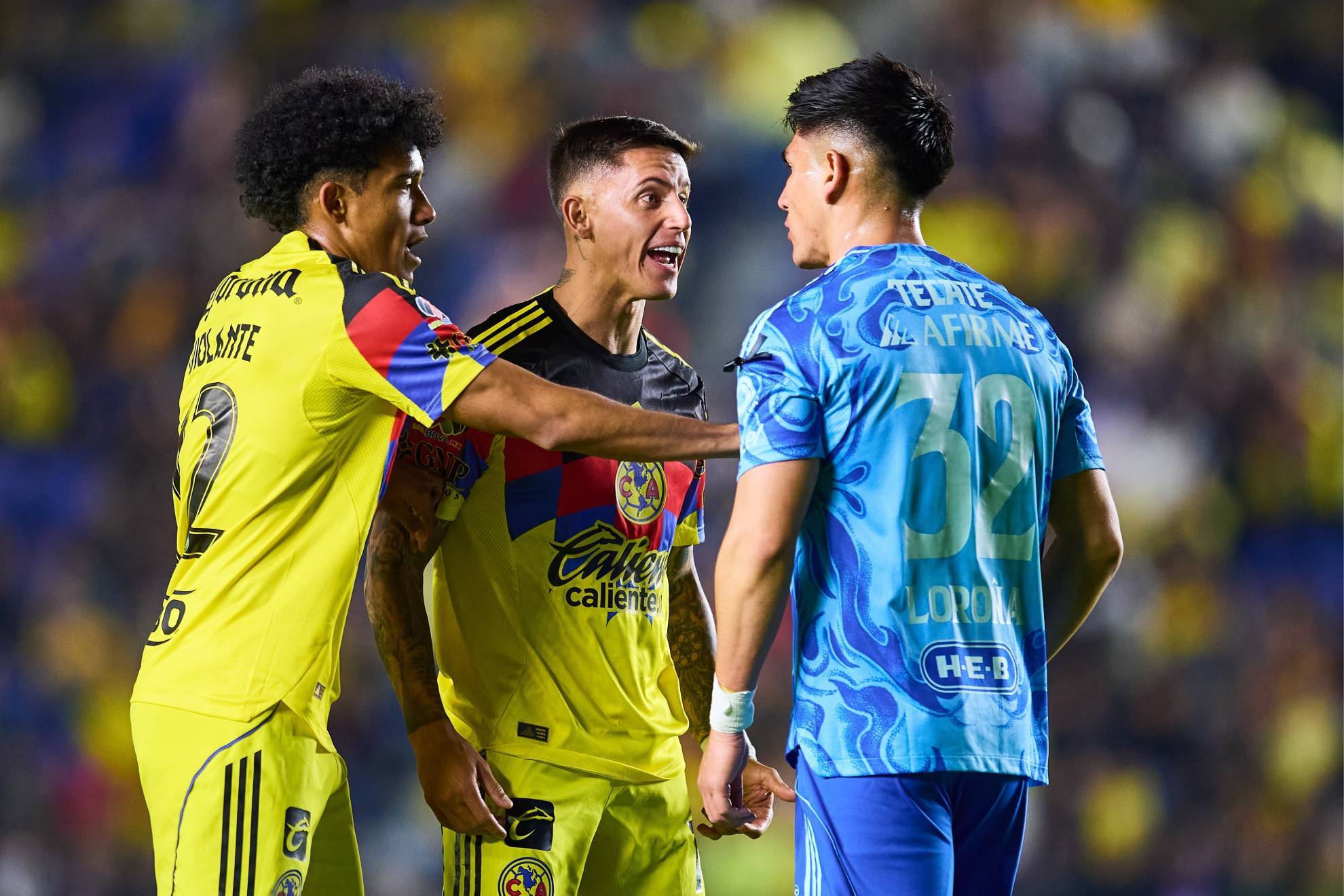 Jugadores y cuerpo t�cnico de Am�rica y Tigres se pelean en la banca por frustraci�n azulcrema
