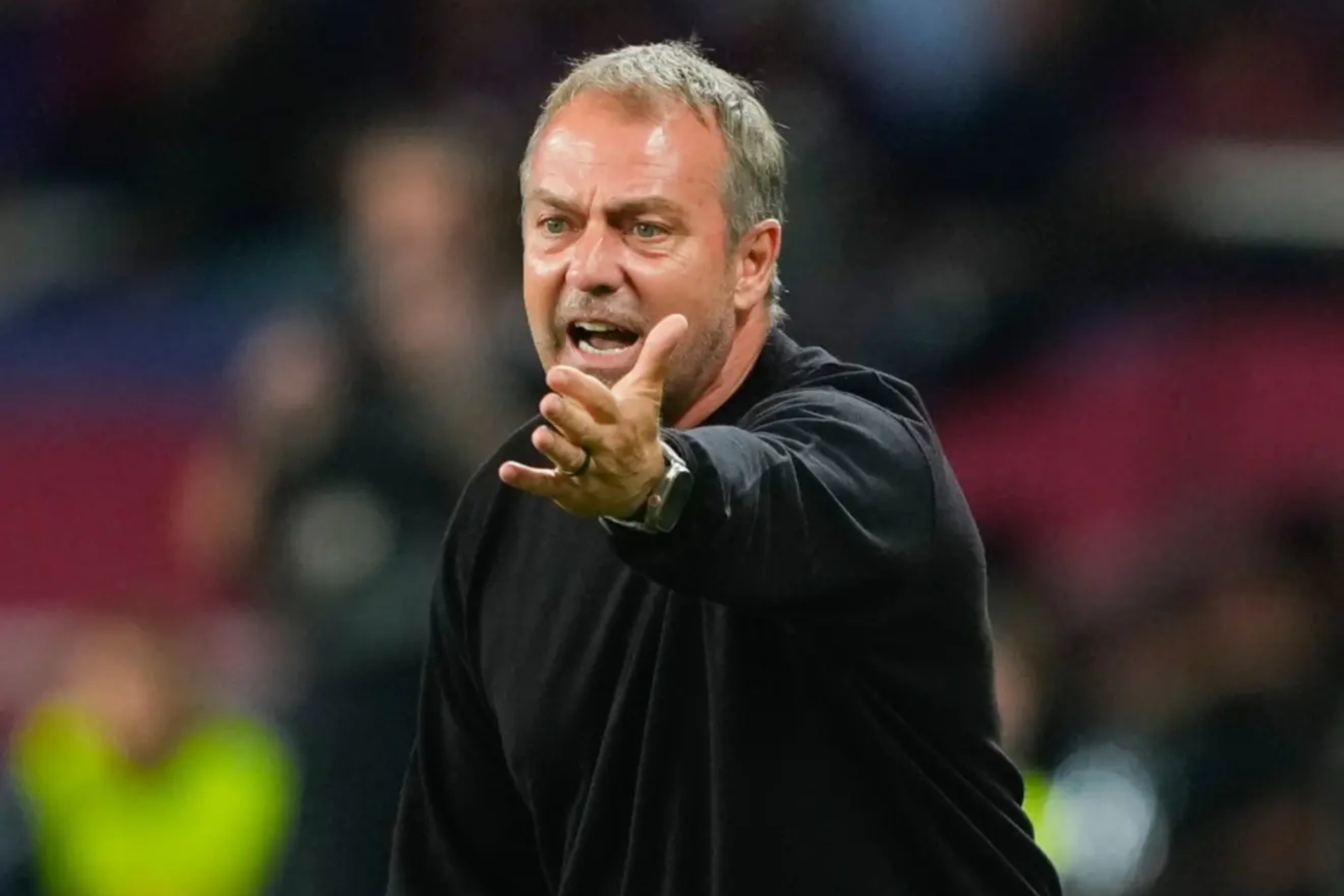 Flick da instrucciones durante un partido con el Barcelona