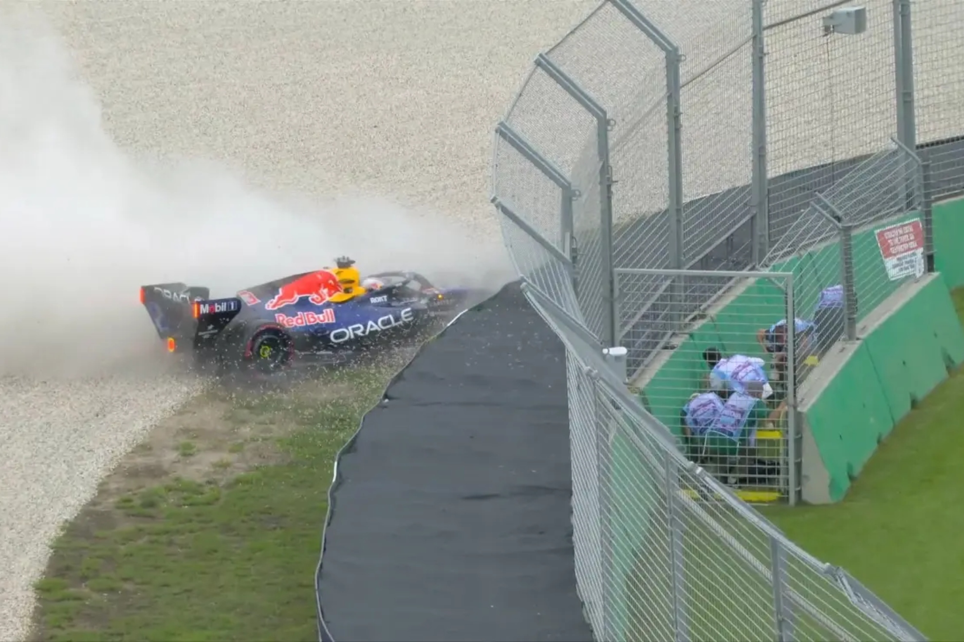 Este es el momento en el que el Red Bull de Verstappen se estrella en Australia