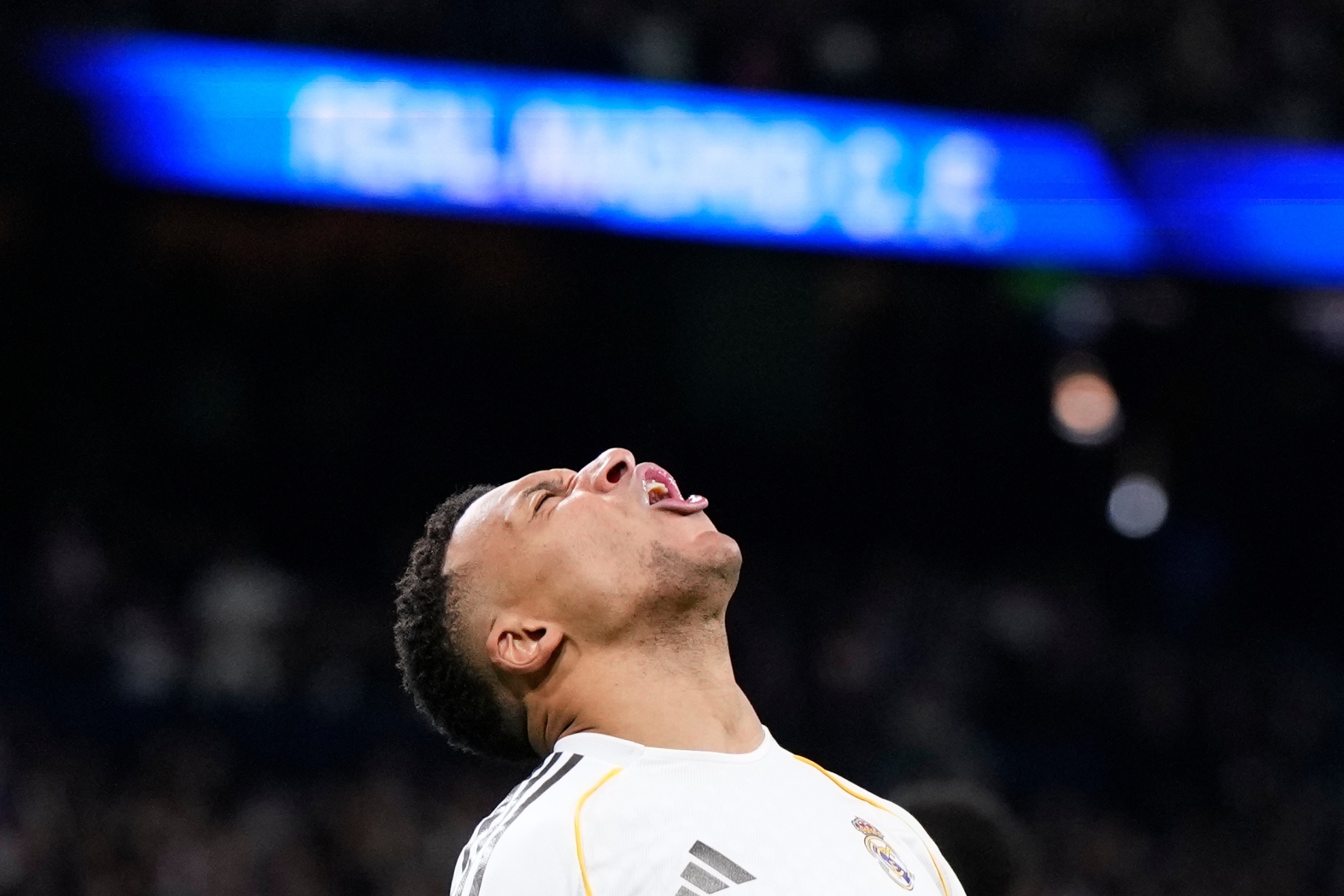 Mbapp� gesticula durante un partido del Real Madrid.