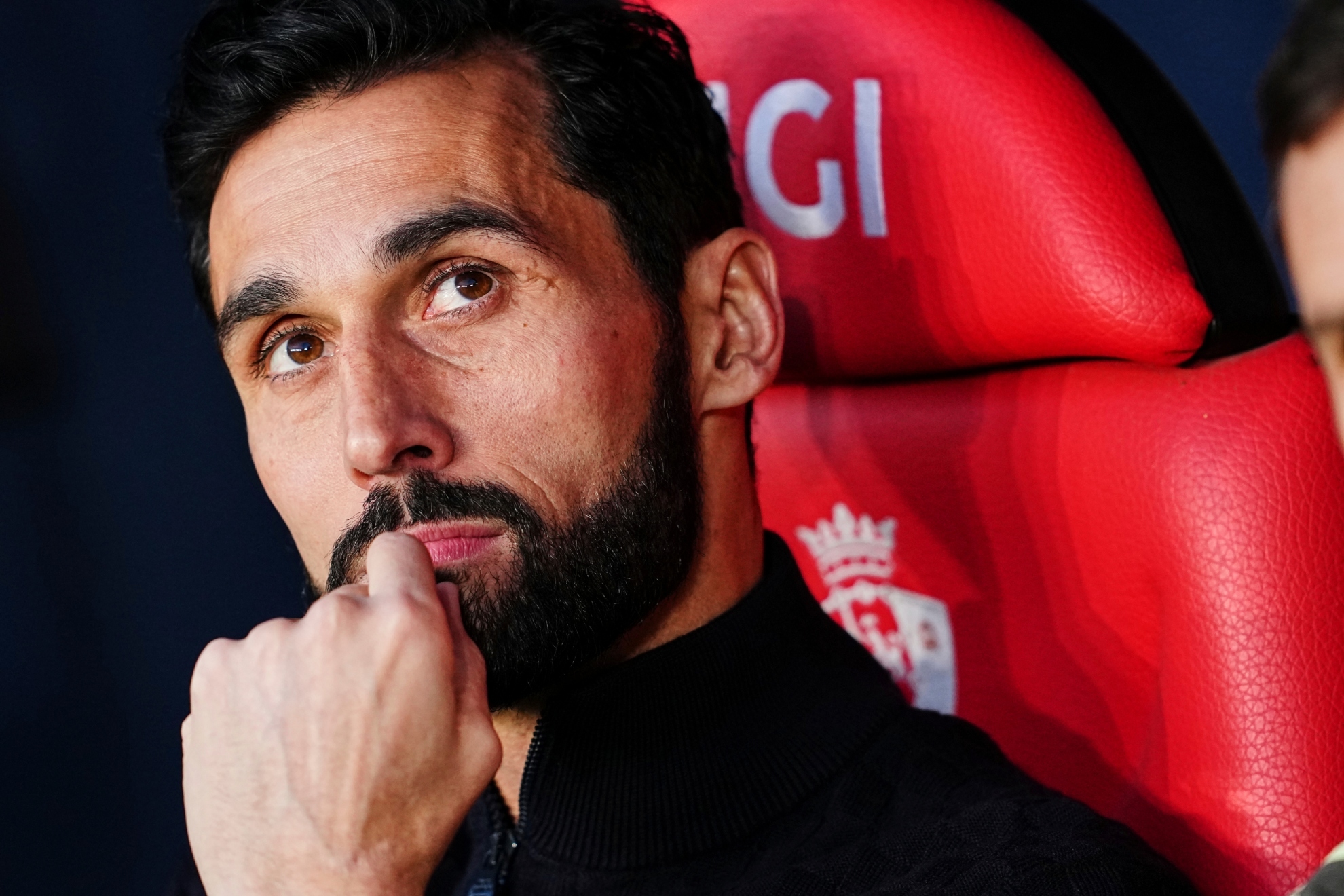 Arbeloa, sentado en el banco de suplentes.