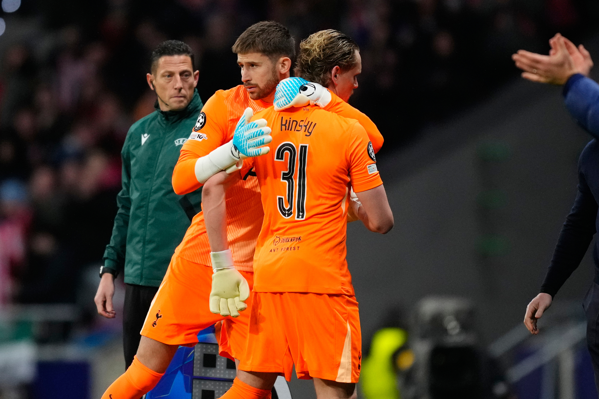 Vicario abrazo a Kinsky en el momento de la sustituci�n.