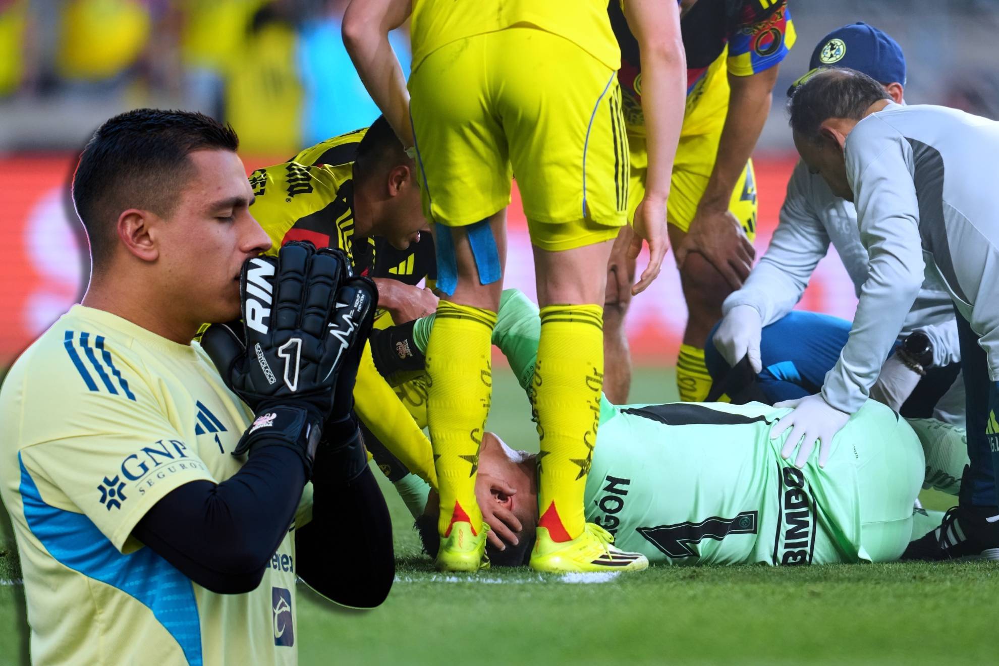 El portero del Am�rica sali� entre l�grimas y en camilla en Concachampions