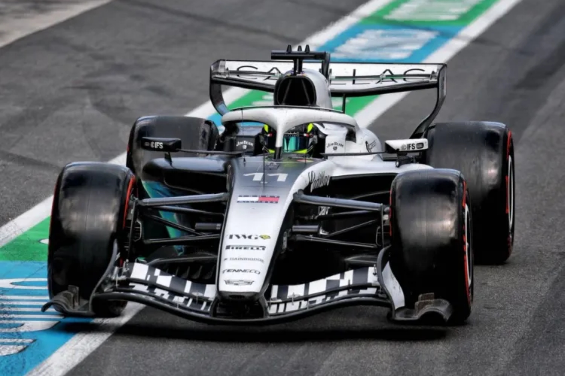 Checo, con su Cadillac