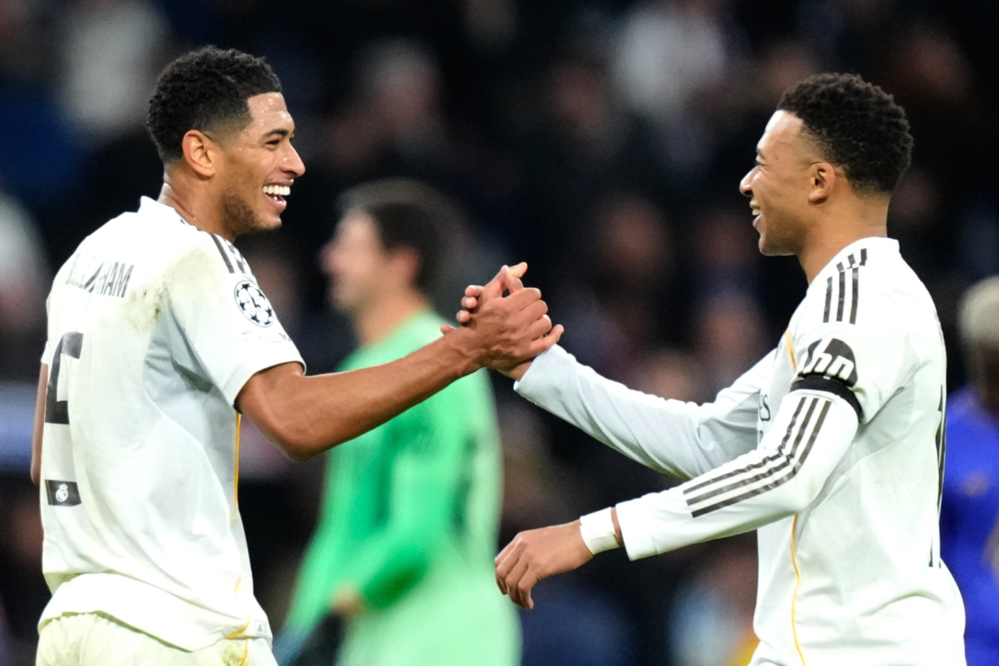 Bellingham y Mbapp� se saludan en un partido del Real Madrid.