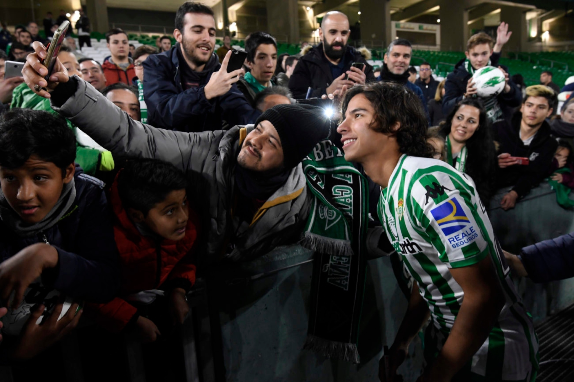 Lainez, con los aficionados, el d�a de su presentaci�n con el Betis