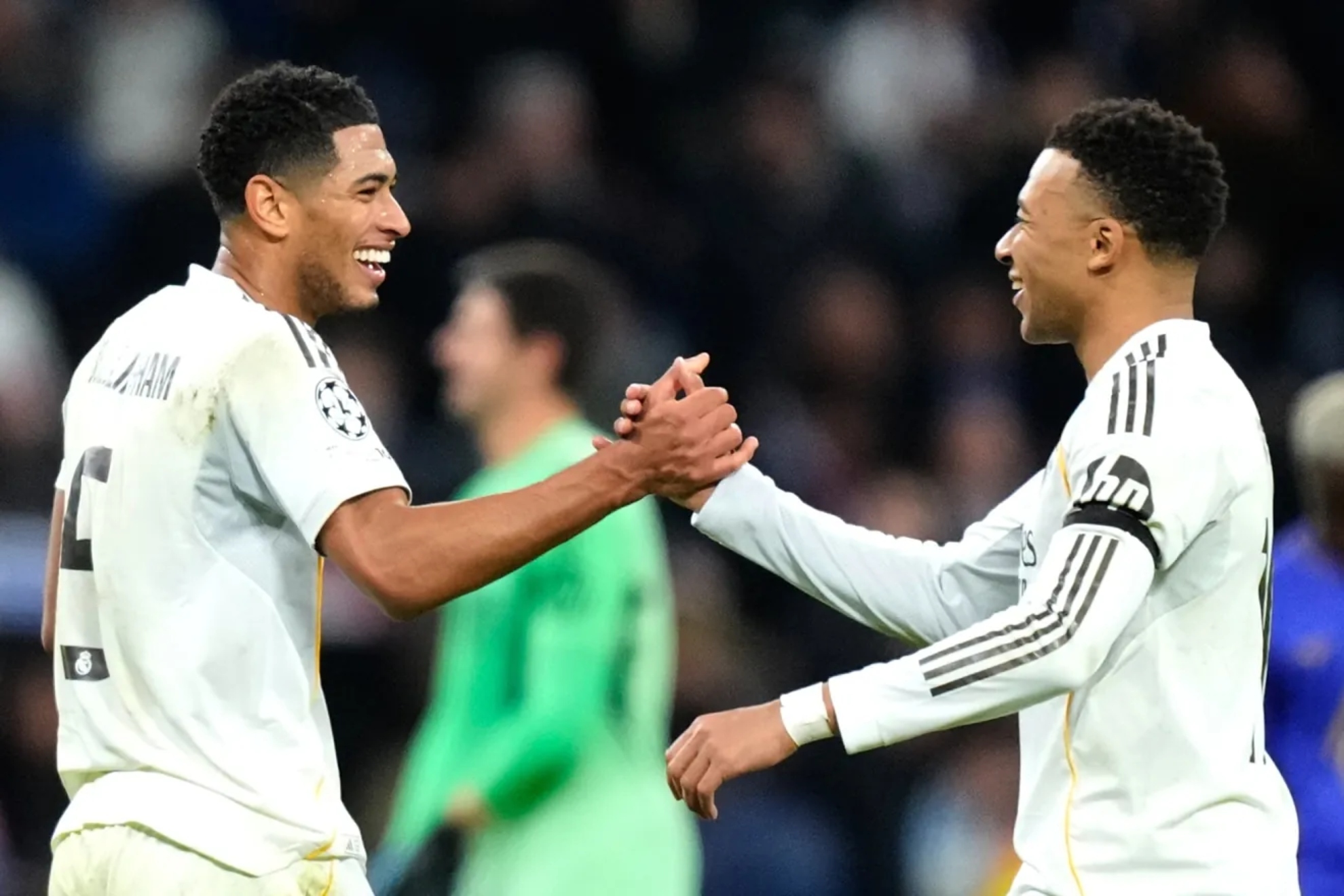 Bellingham y Mbapp� se felicitan en un partido del Madrid