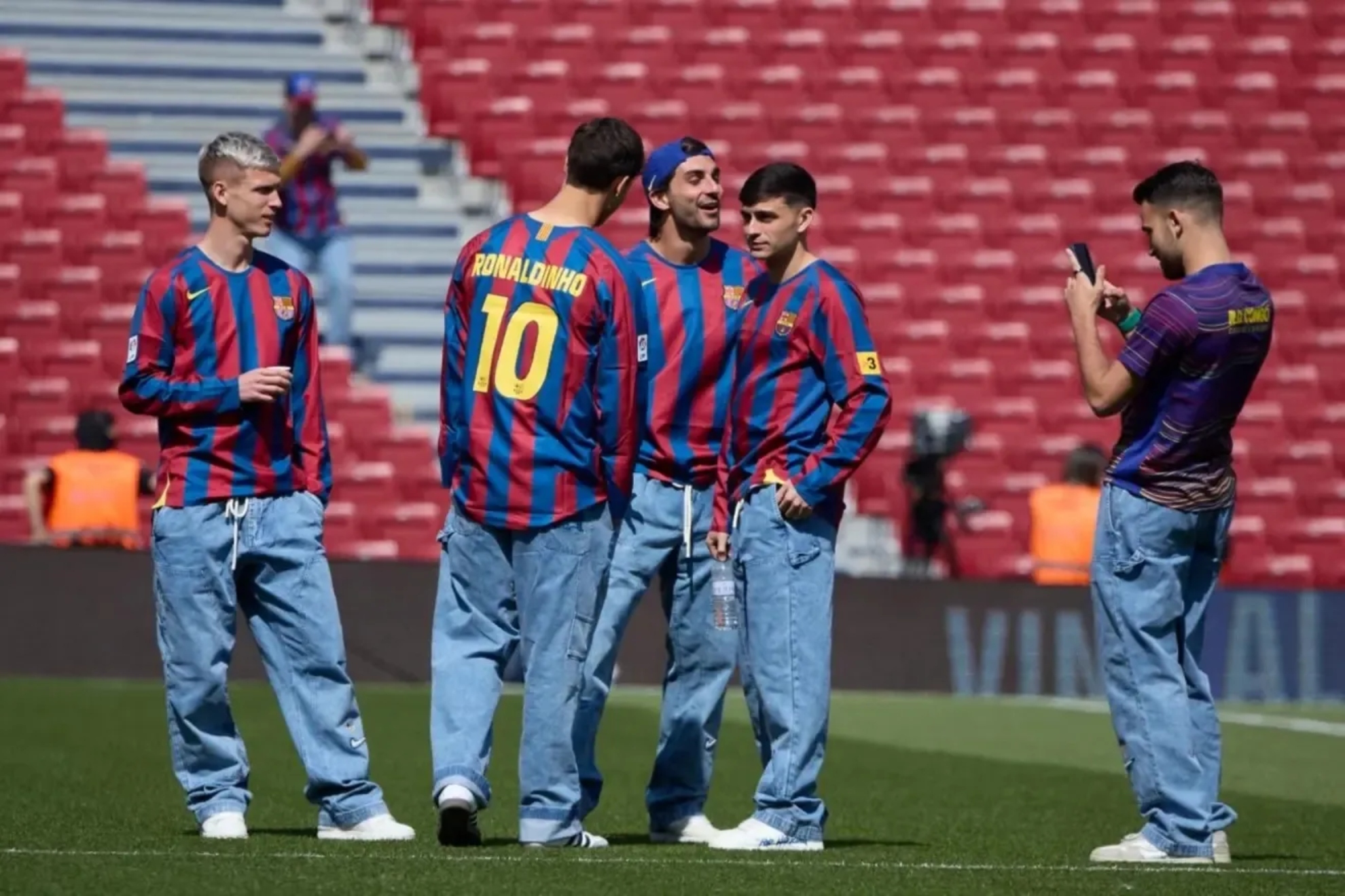 Los jugadores del Barcelona con la camiseta de Ronaldinho