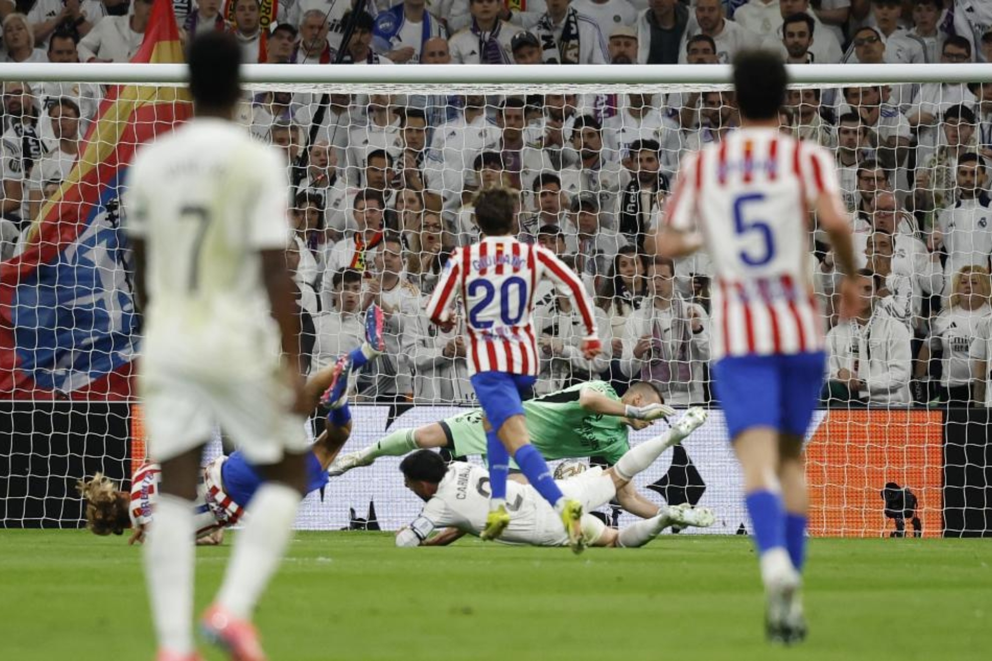 Llorente, en el suelo, tras ser chocado por Carbajal.