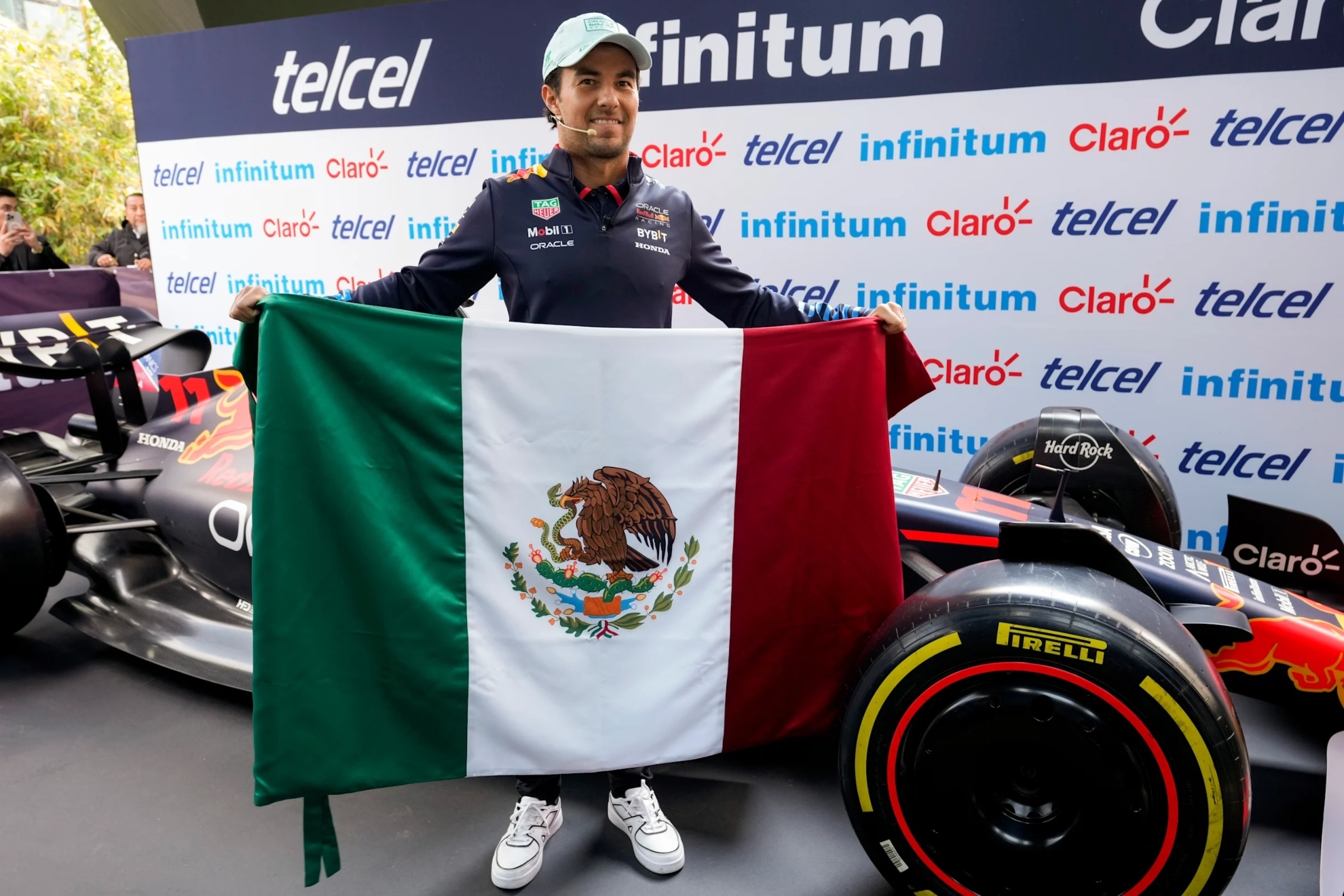 Checo posa con una bandera de M�xico en su etapa en Red Bull