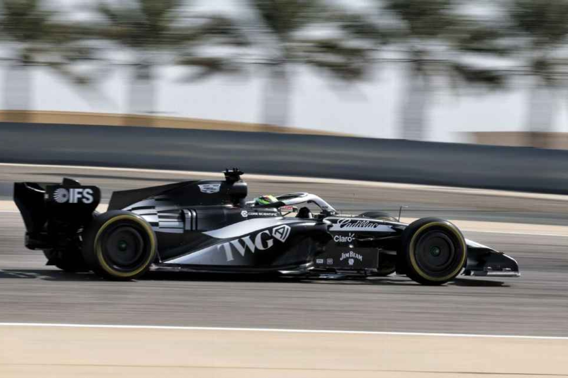 Checo, con su Cadillac