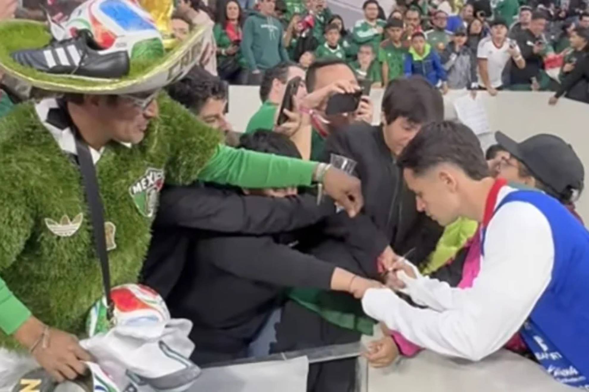 Aficionado pide aut�grafo a Fidalgo, pero hace meses cuestionaba a naturalizados en el Tri