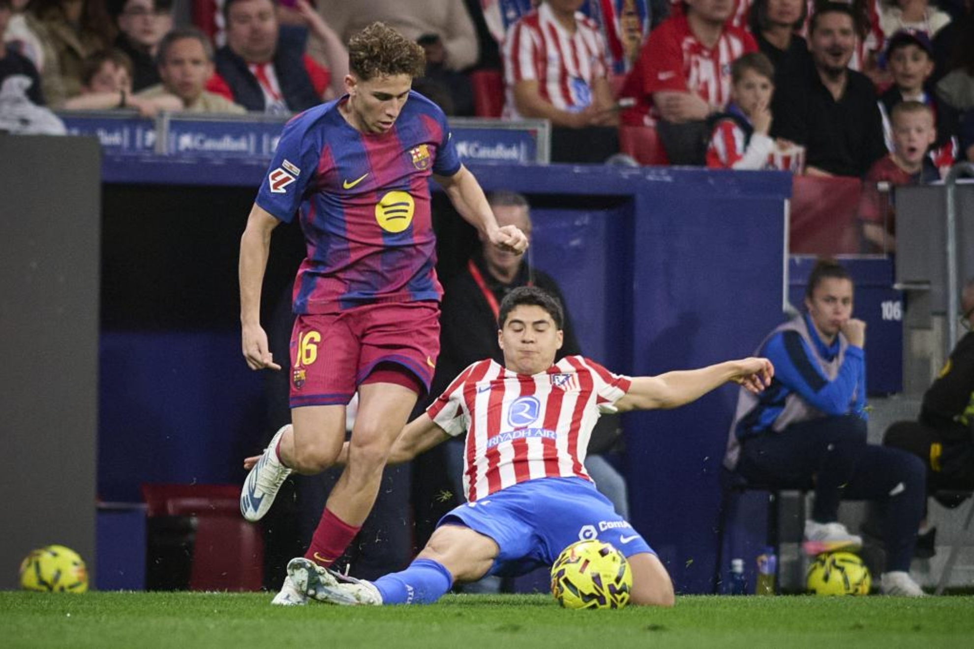 Obed Vargas disputa un bal�n ante Ferm�n L�pez.