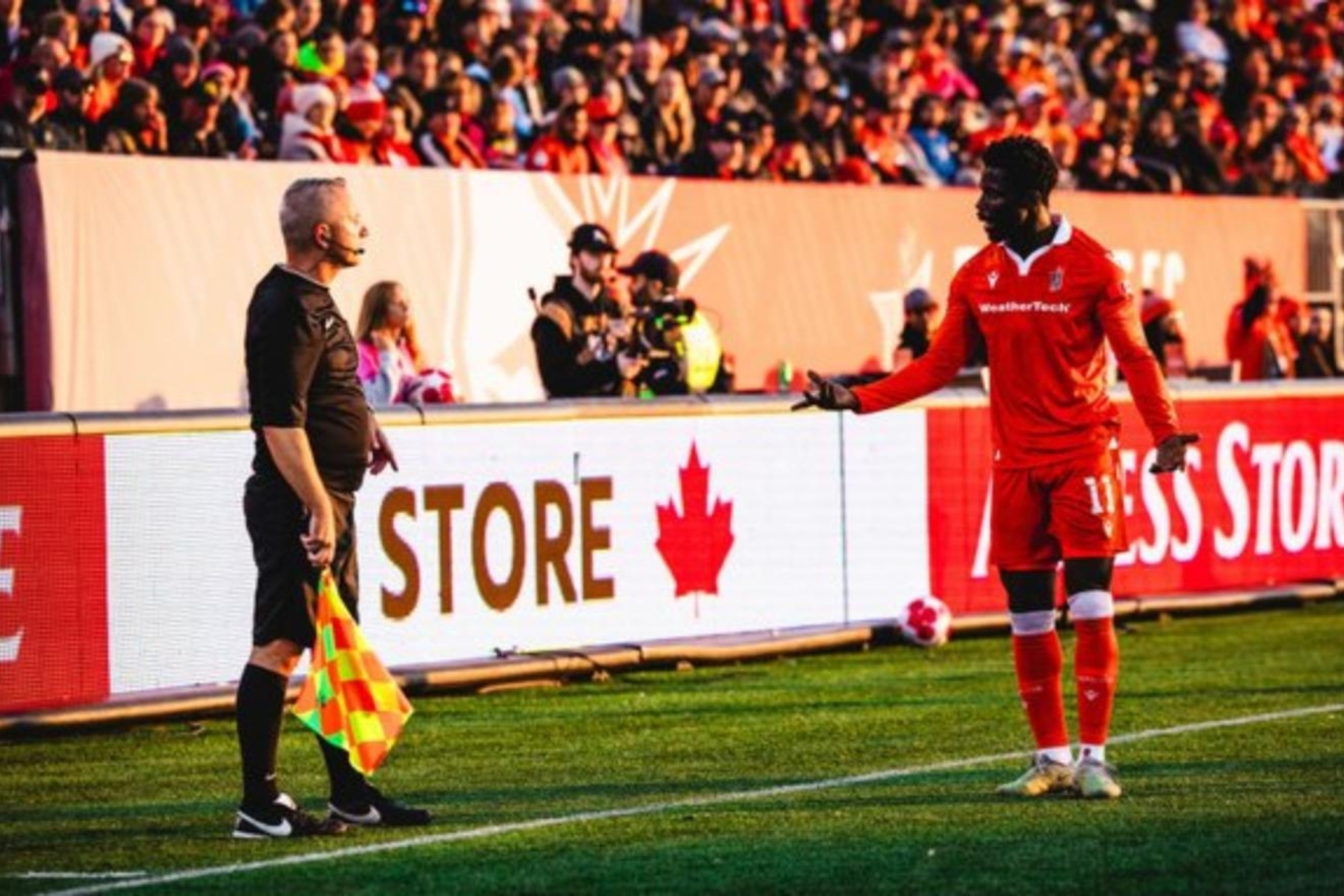 Nana Ampomah, del Forge, pide explicaciones al �rbitro asistente.