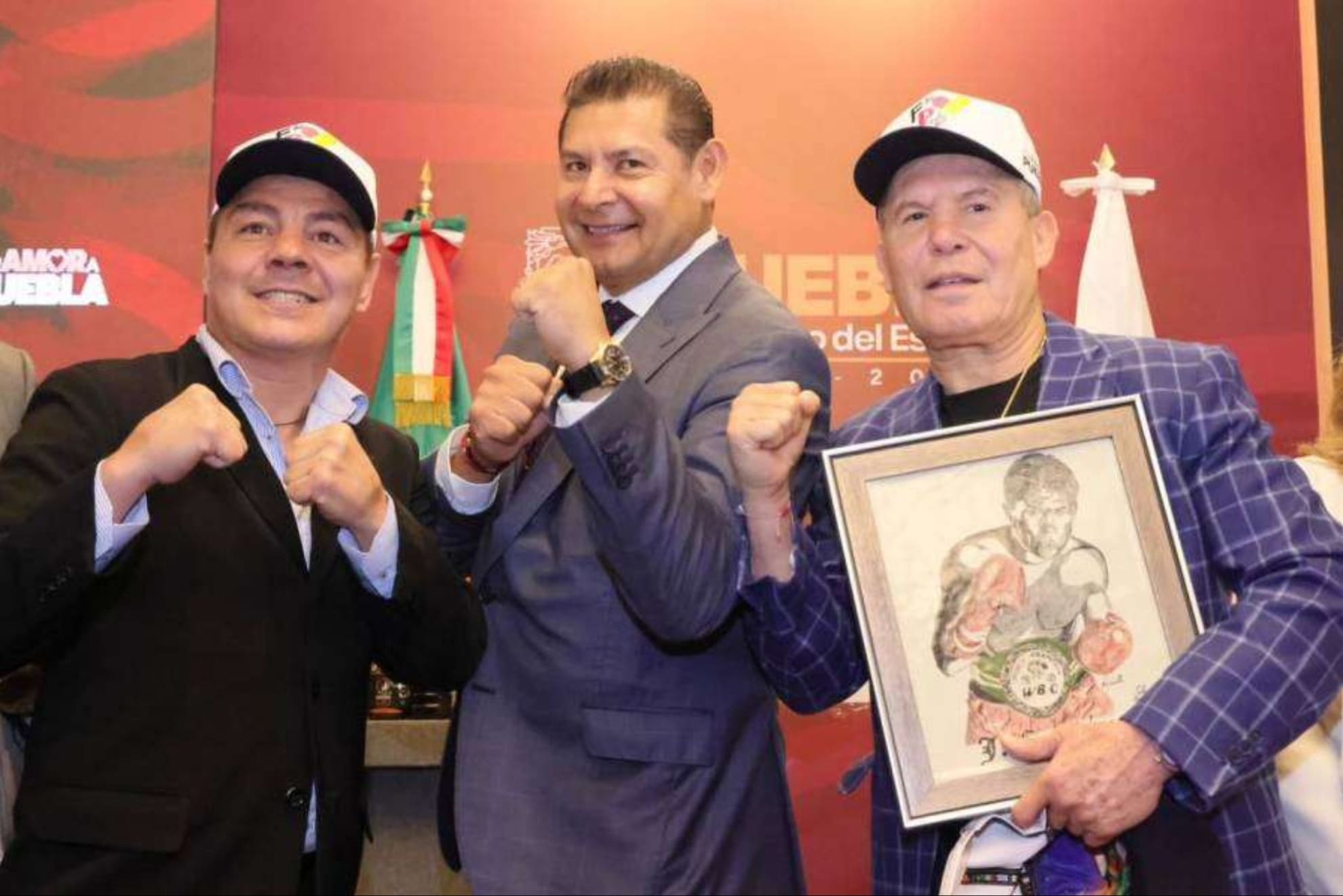 Travieso Arce, el gobernador de Puebla Alejandro Armenta y el legendario Julio C�sar Ch�vez durante el anuncio oficial.